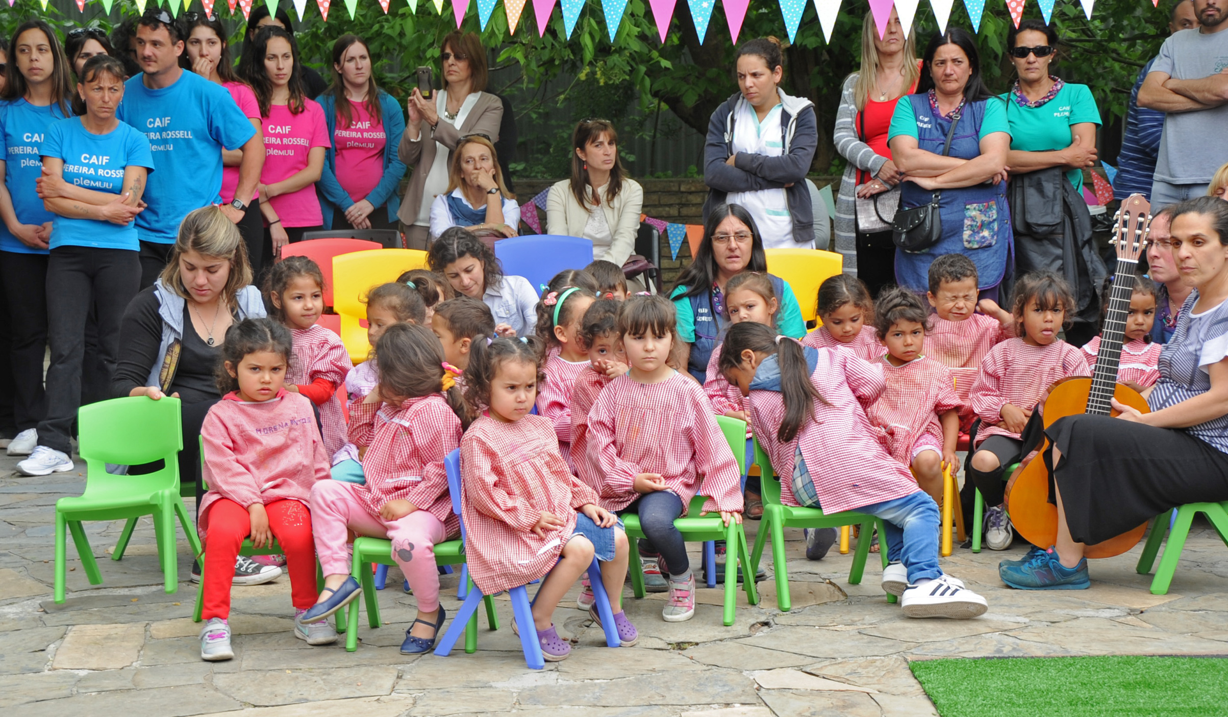 Niños y maestros durante el acto de inauguración