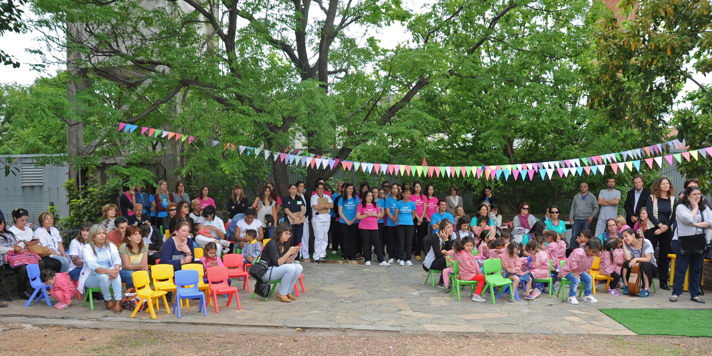 Niños y maestros durante el acto de inauguración