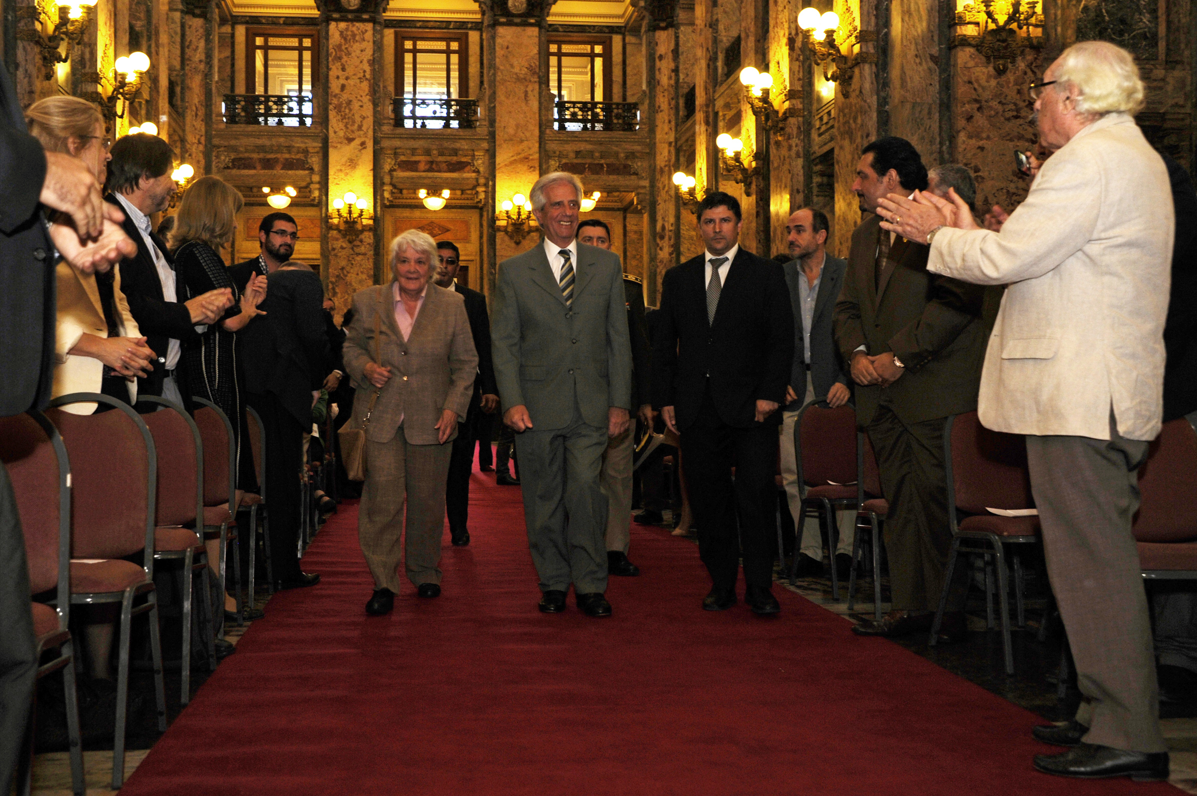 Vicepresidenta Lucía Topolansky y presidente Tabaré Vázquez ingresan al Salón de los Pasos Perdidos