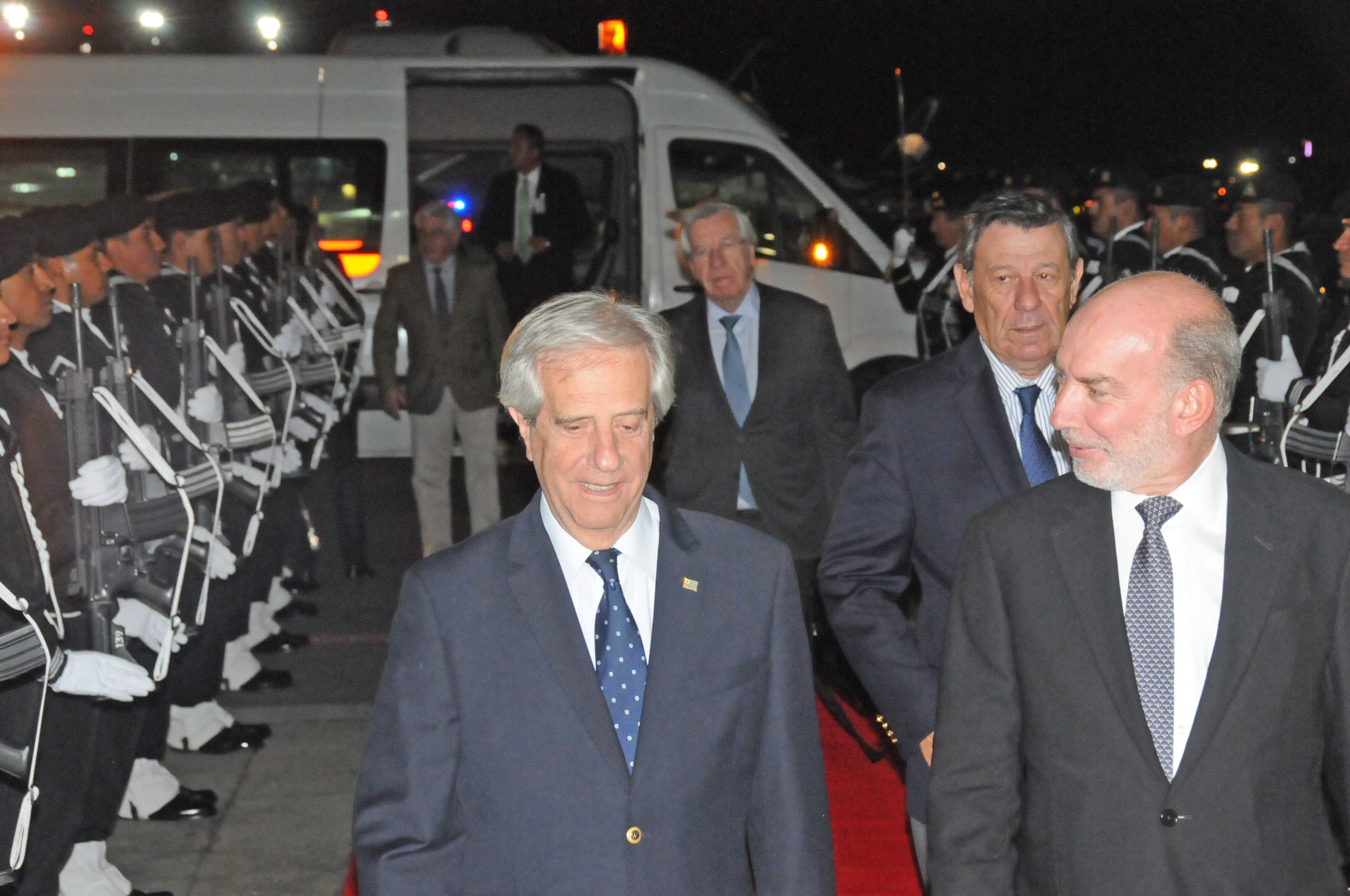 El presidente Tabaré Vázquez es recibido por el subsecretario para América Latina y el Caribe de México, Luis Alfonso de Alba