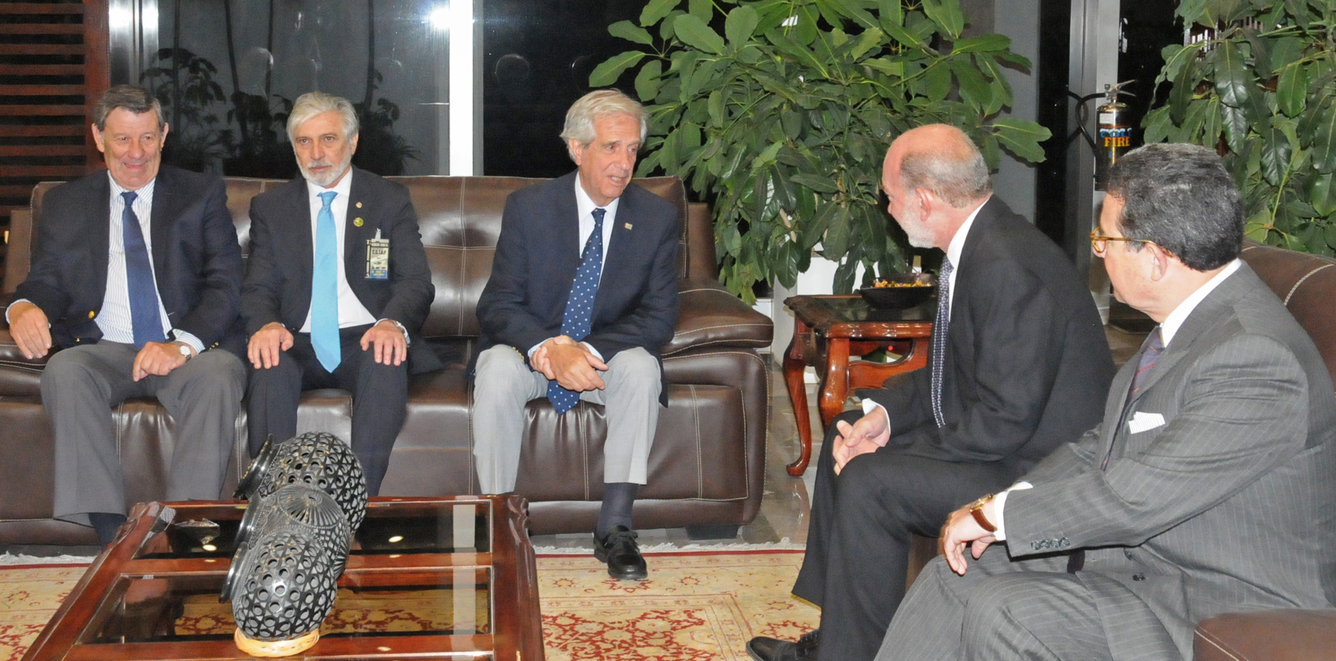 El presidente Tabaré Vázquez es recibido por el subsecretario para América Latina y el Caribe de México, Luis Alfonso de Alba
