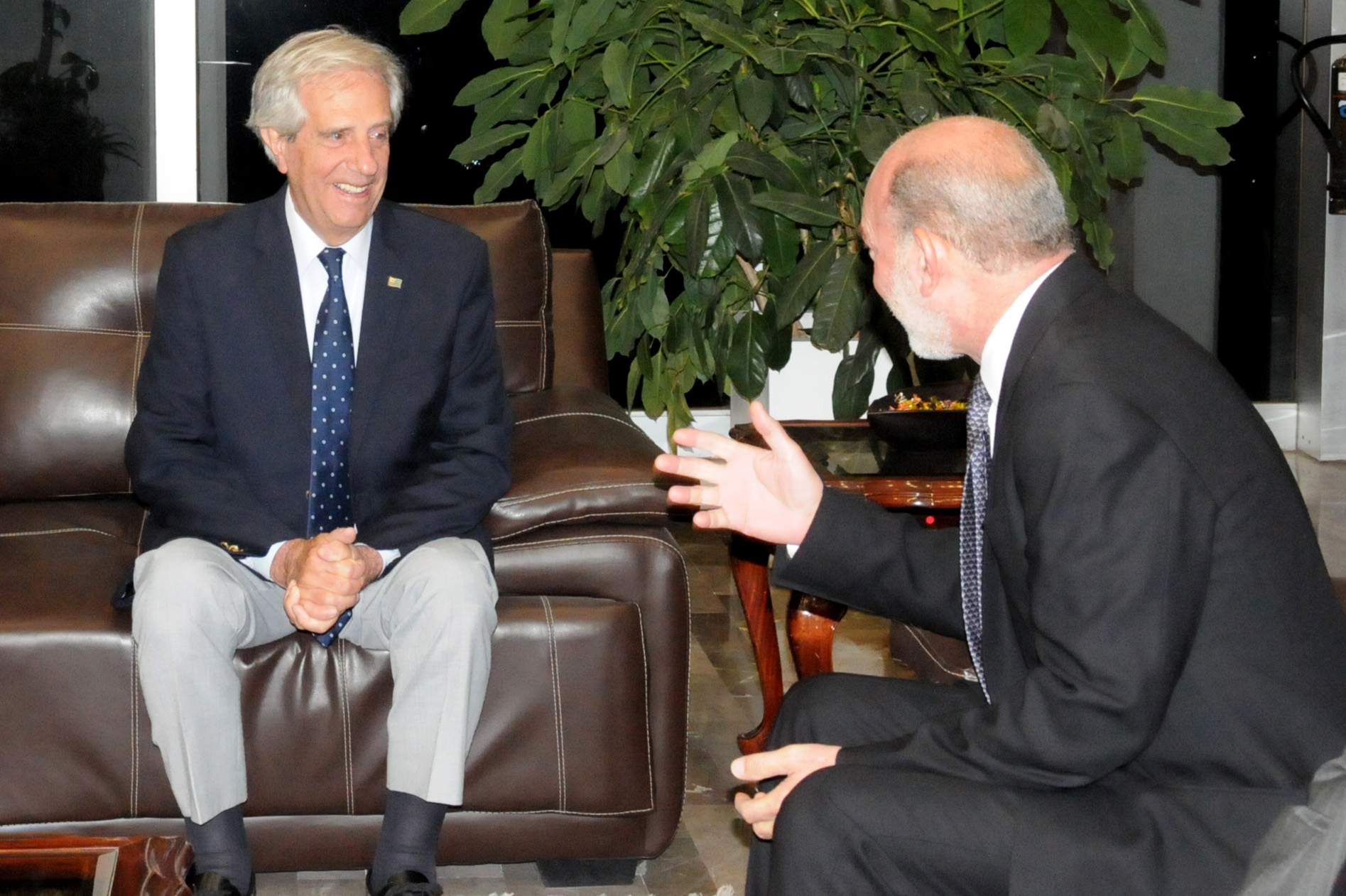 El presidente Tabaré Vázquez es recibido por el subsecretario para América Latina y el Caribe de México, Luis Alfonso de Alba