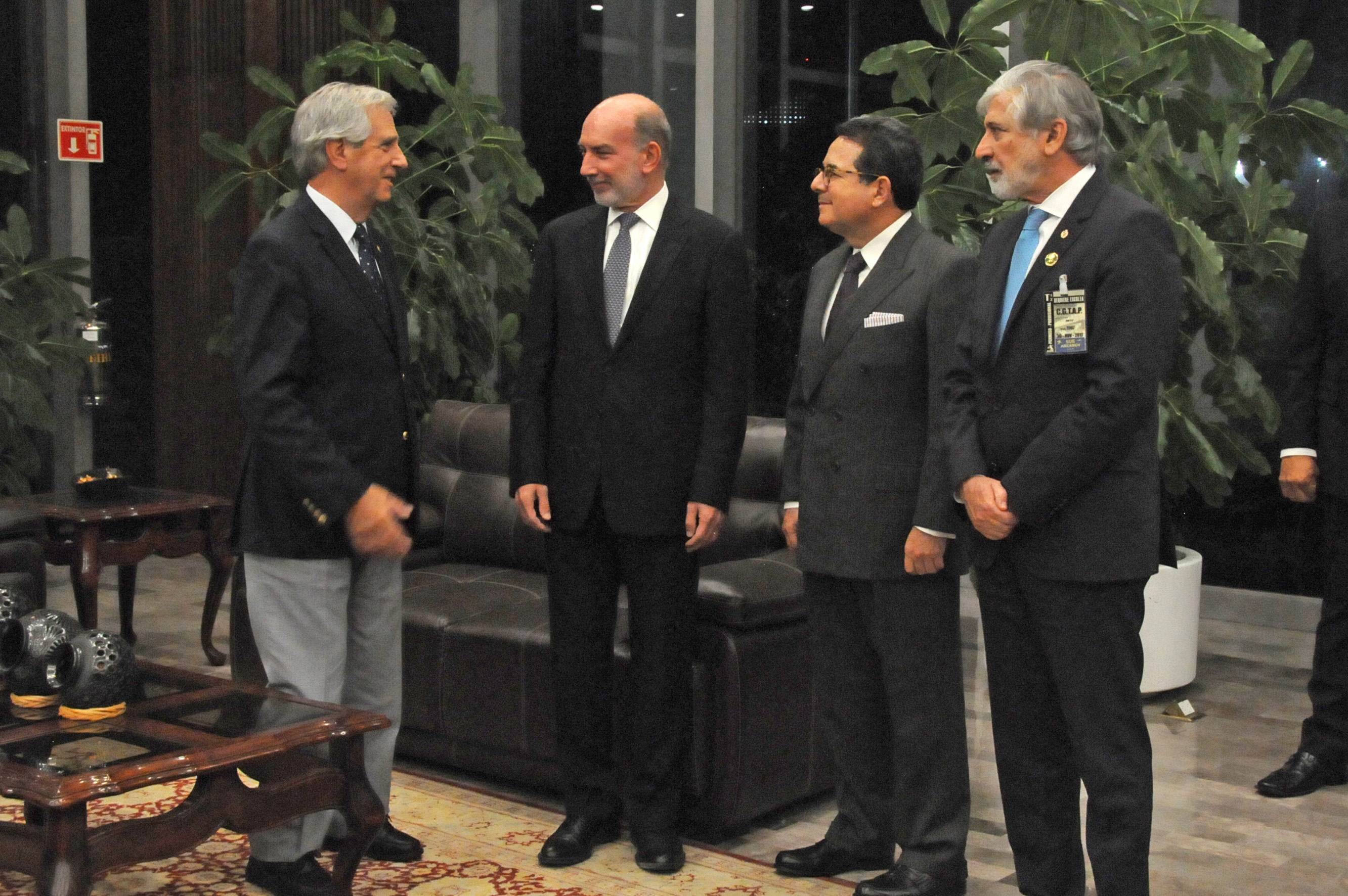 El presidente Tabaré Vázquez es recibido por el subsecretario para América Latina y el Caribe de México, Luis Alfonso de Alba