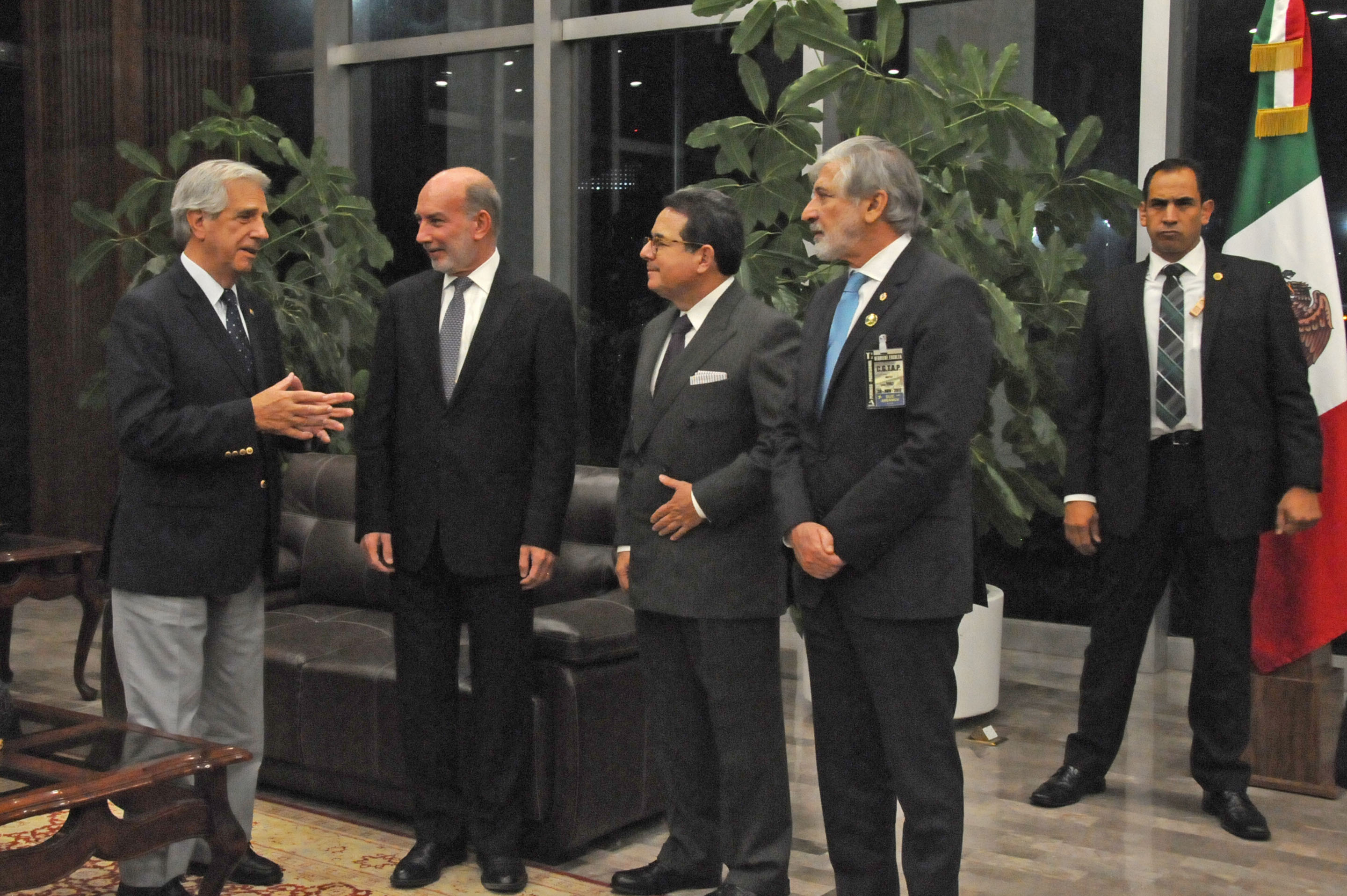 El presidente Tabaré Vázquez es recibido por el subsecretario para América Latina y el Caribe de México, Luis Alfonso de Alba