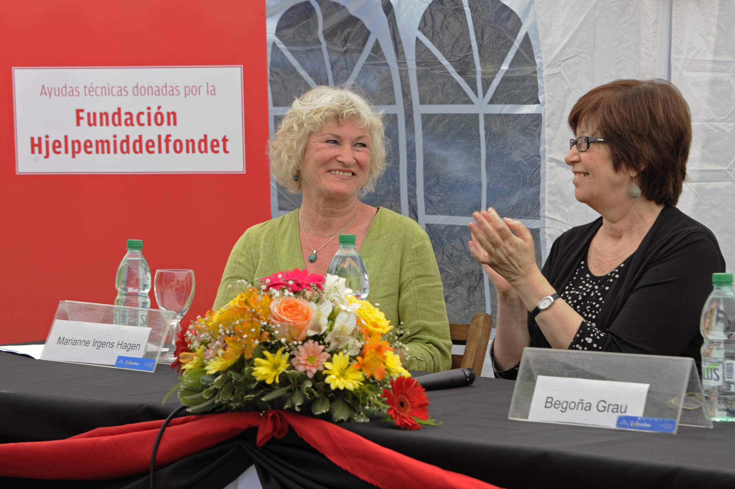 Marianne Irgens Hagen junto a ministra Marina Arismendi