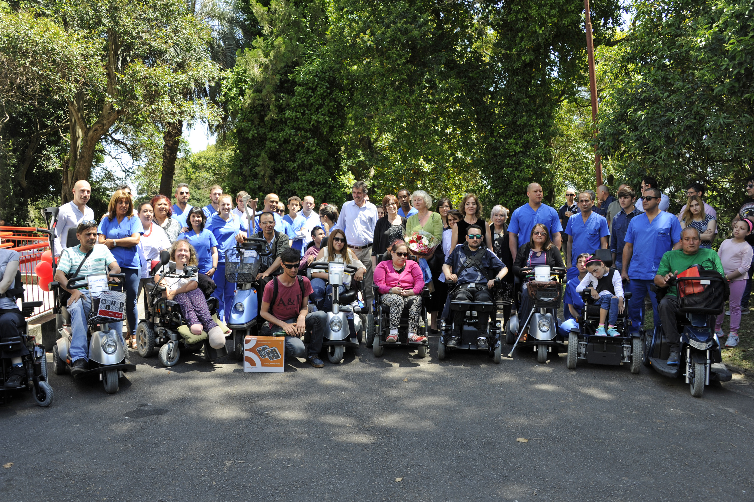 Beneficiarios de Pronadis junto a sus familiares y autoridades