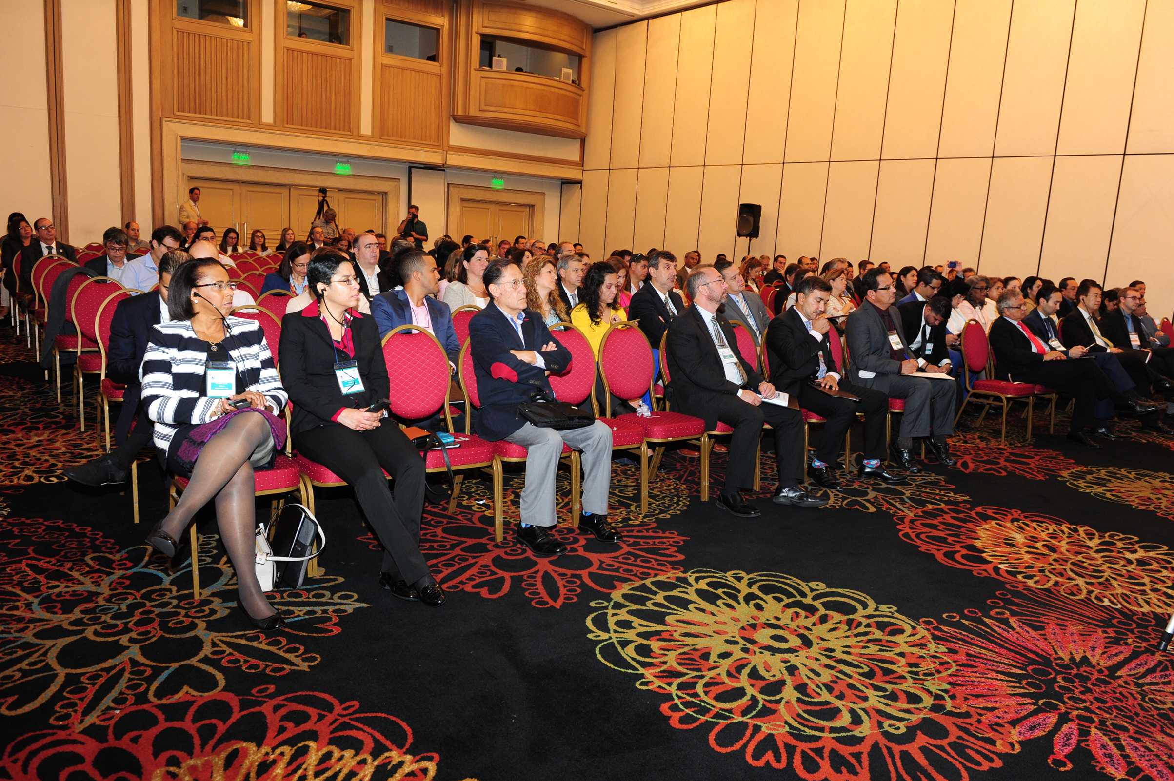Asistentes a conferencia internacional sobre catastro y registro
