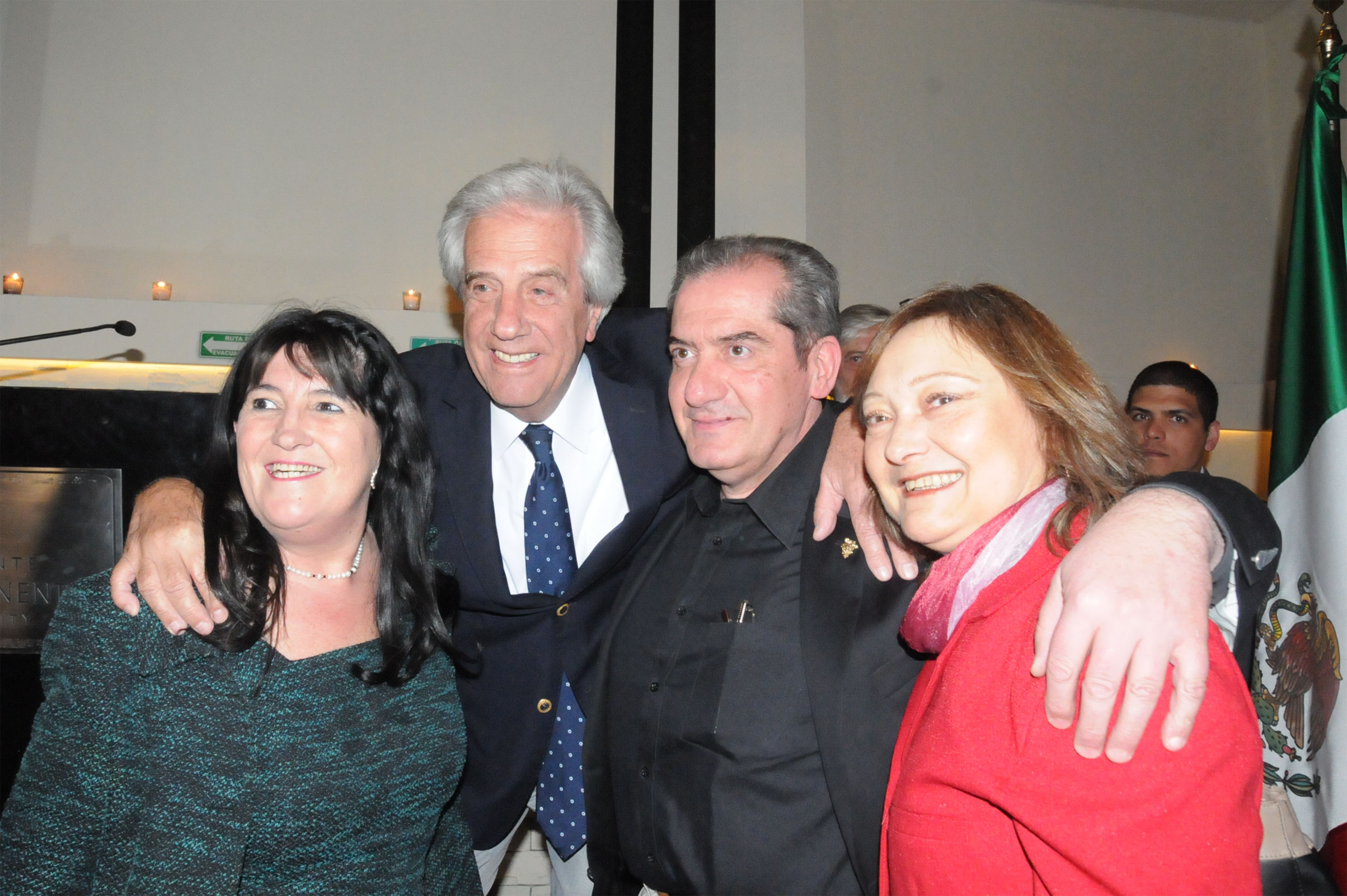Presidente Tabaré Vázquez junto a uruguayos residentes en México