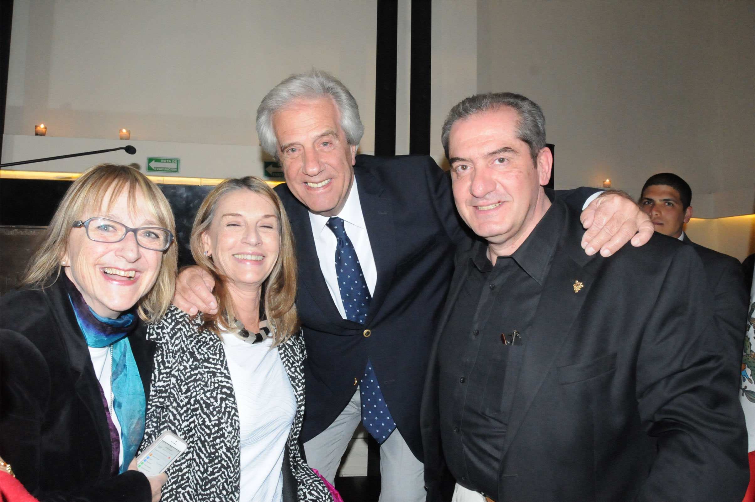 Presidente Tabaré Vázquez junto a uruguayos residentes en México
