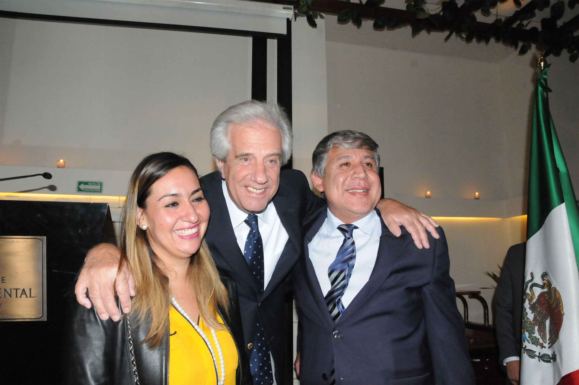 Presidente Tabaré Vázquez junto a uruguayos residentes en México