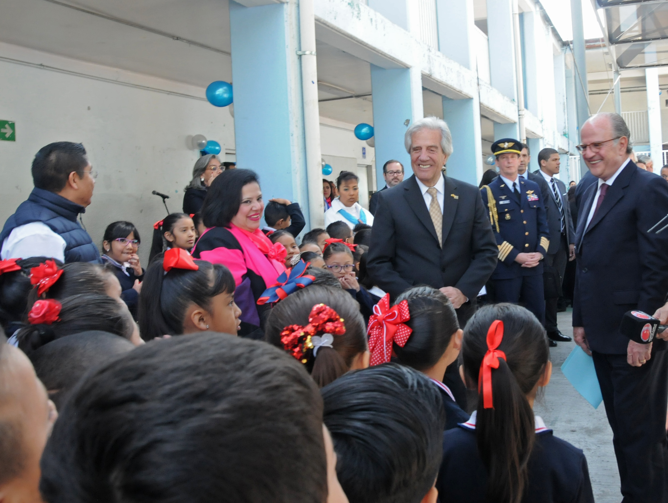 Presidente Tabaré Vázquez llega a la escuela República Oriental del Uruguay, ubicada en Ciudad de México