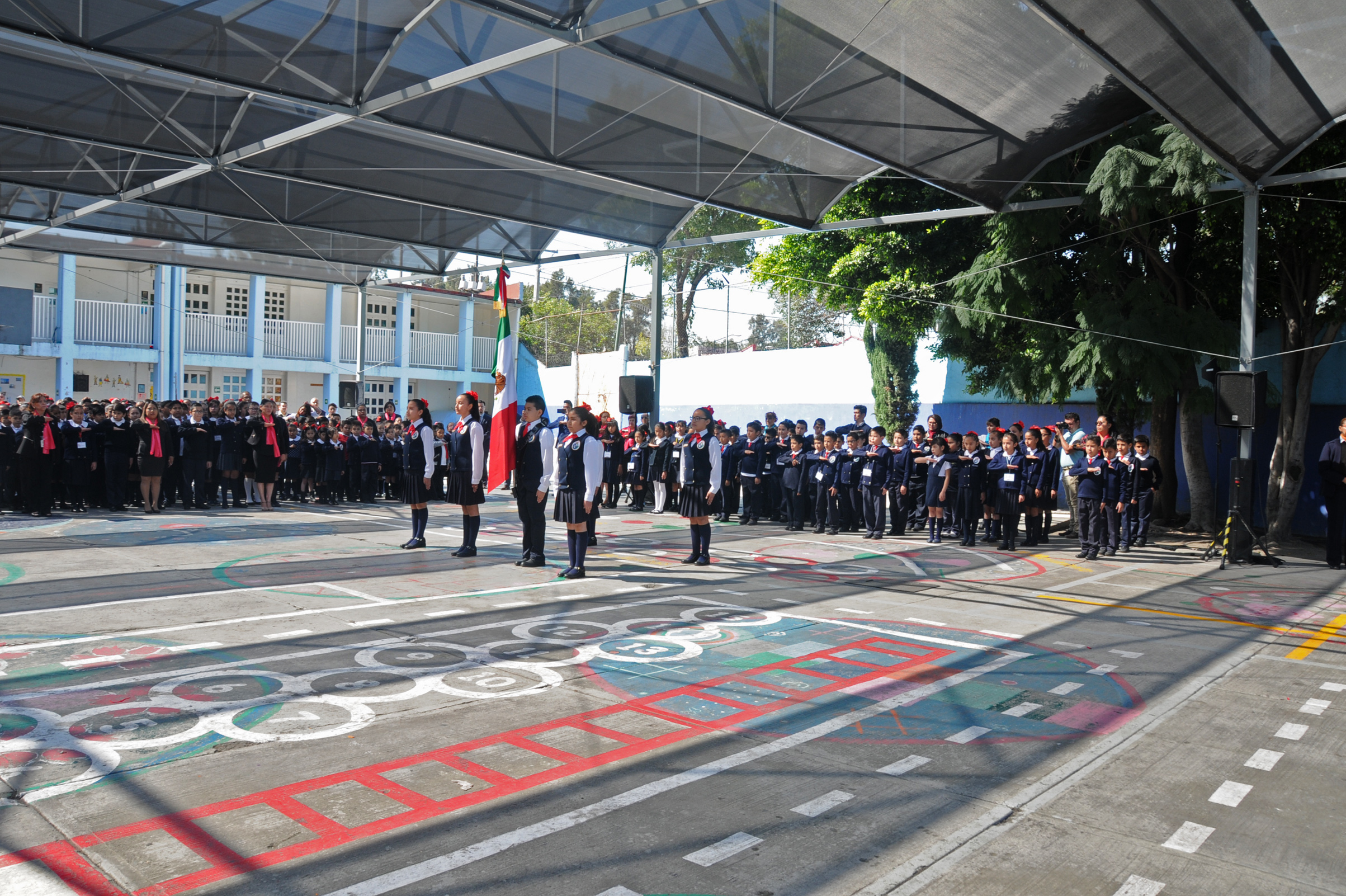 Acto de recibimiento en la Escuela República Oriental del Uruguay, en Ciudad de México