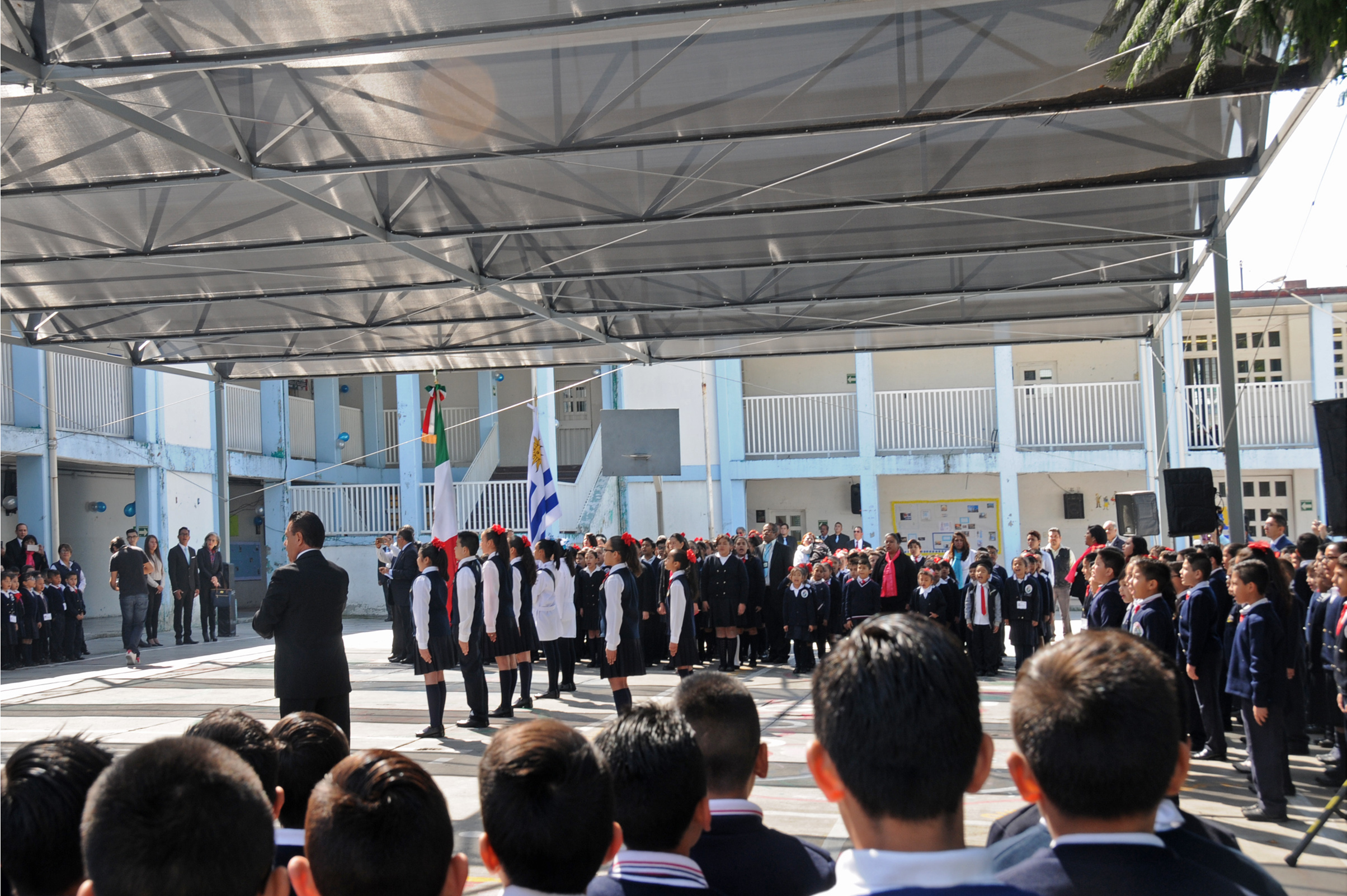 Acto de recibimiento en la Escuela República Oriental del Uruguay, en Ciudad de México
