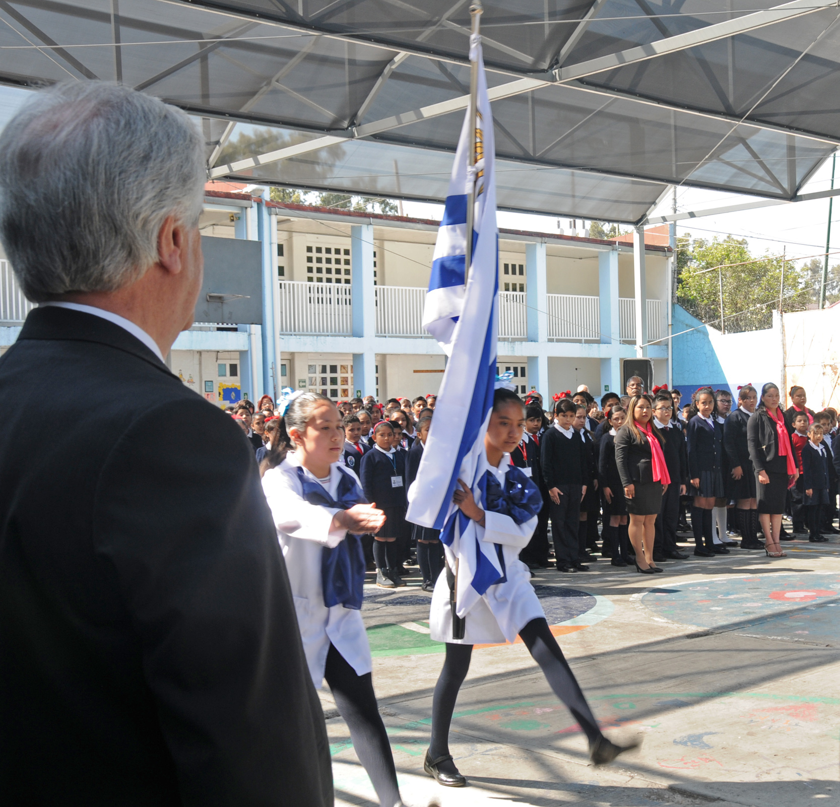 Acto de recibimiento en la Escuela República Oriental del Uruguay, en Ciudad de México