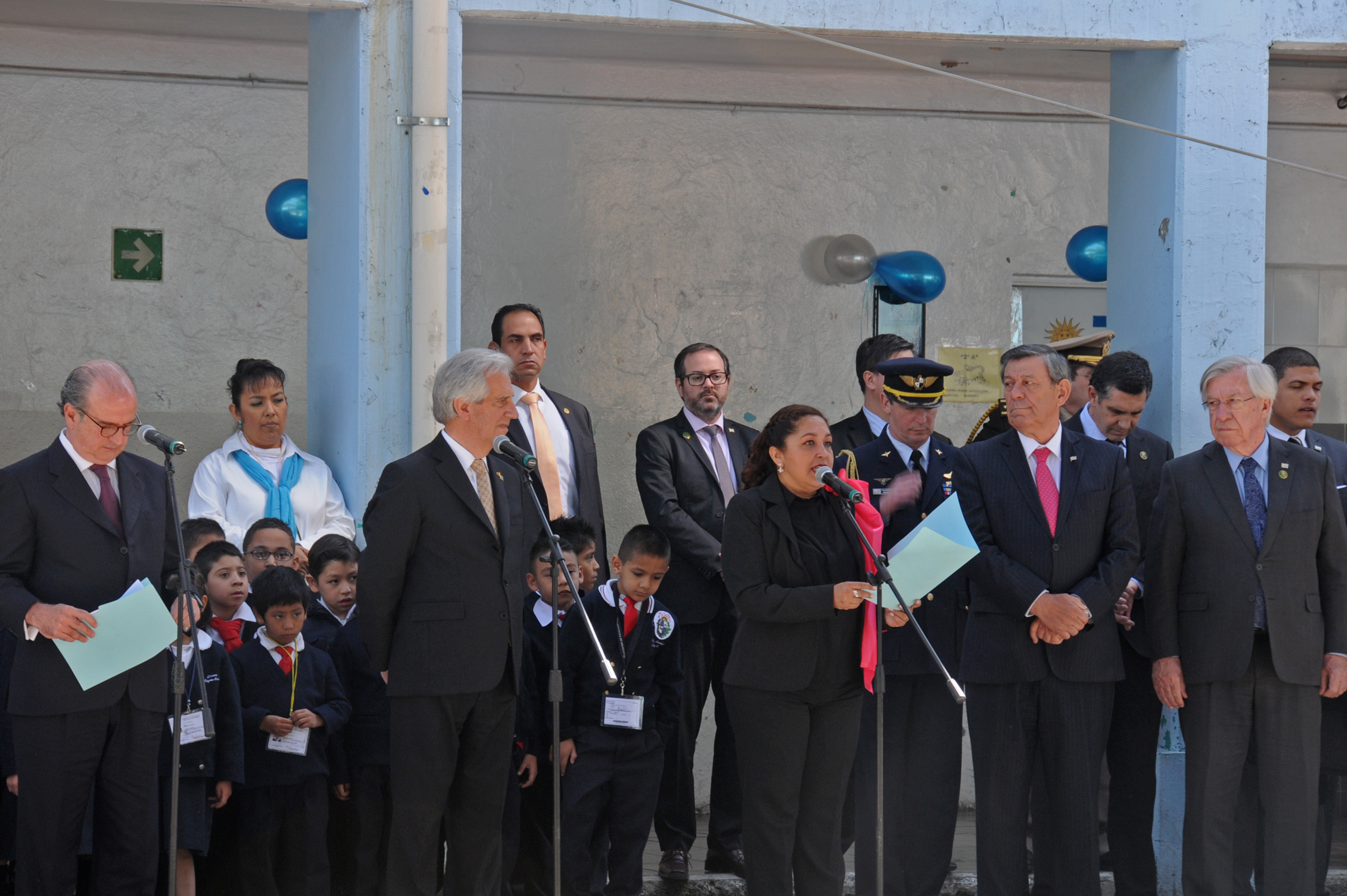 Directora de la Escuela República Oriental del Uruguay, de Ciudad de México, haciendo uso de la palabra