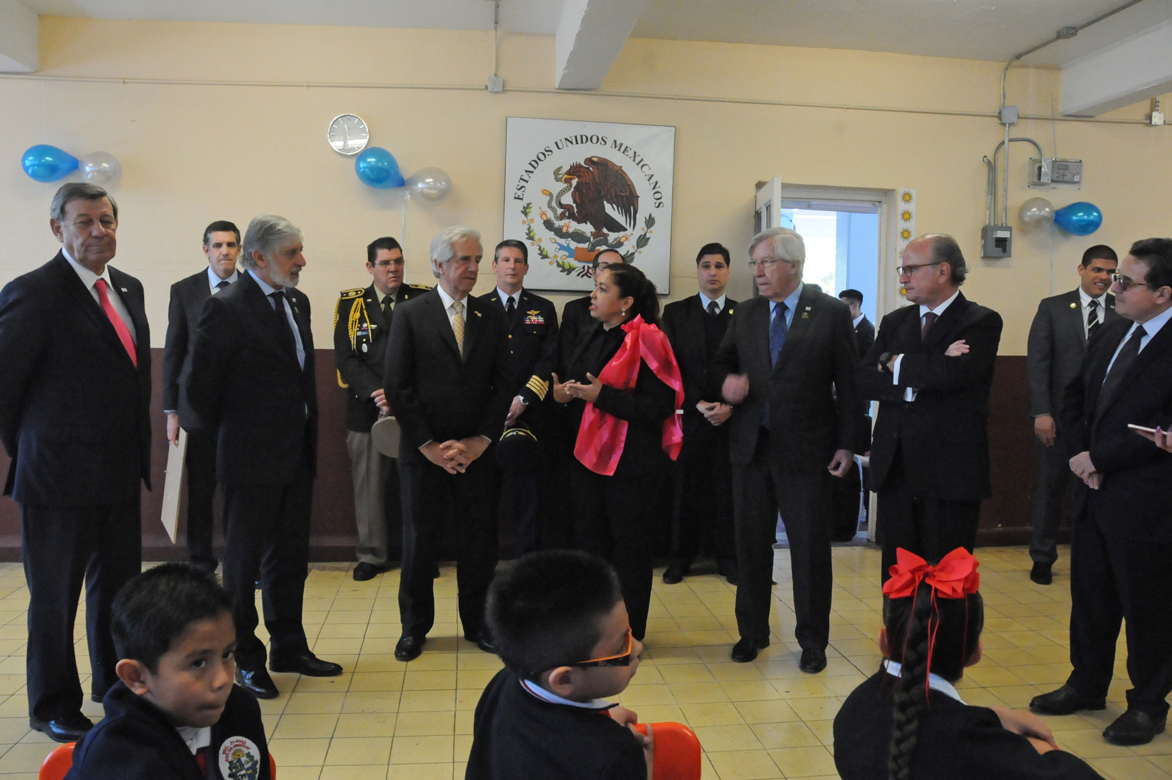 Presidente Tabaré Vázquez durante su recorrida por la Escuela República Oriental del Uruguay, de Ciudad de México
