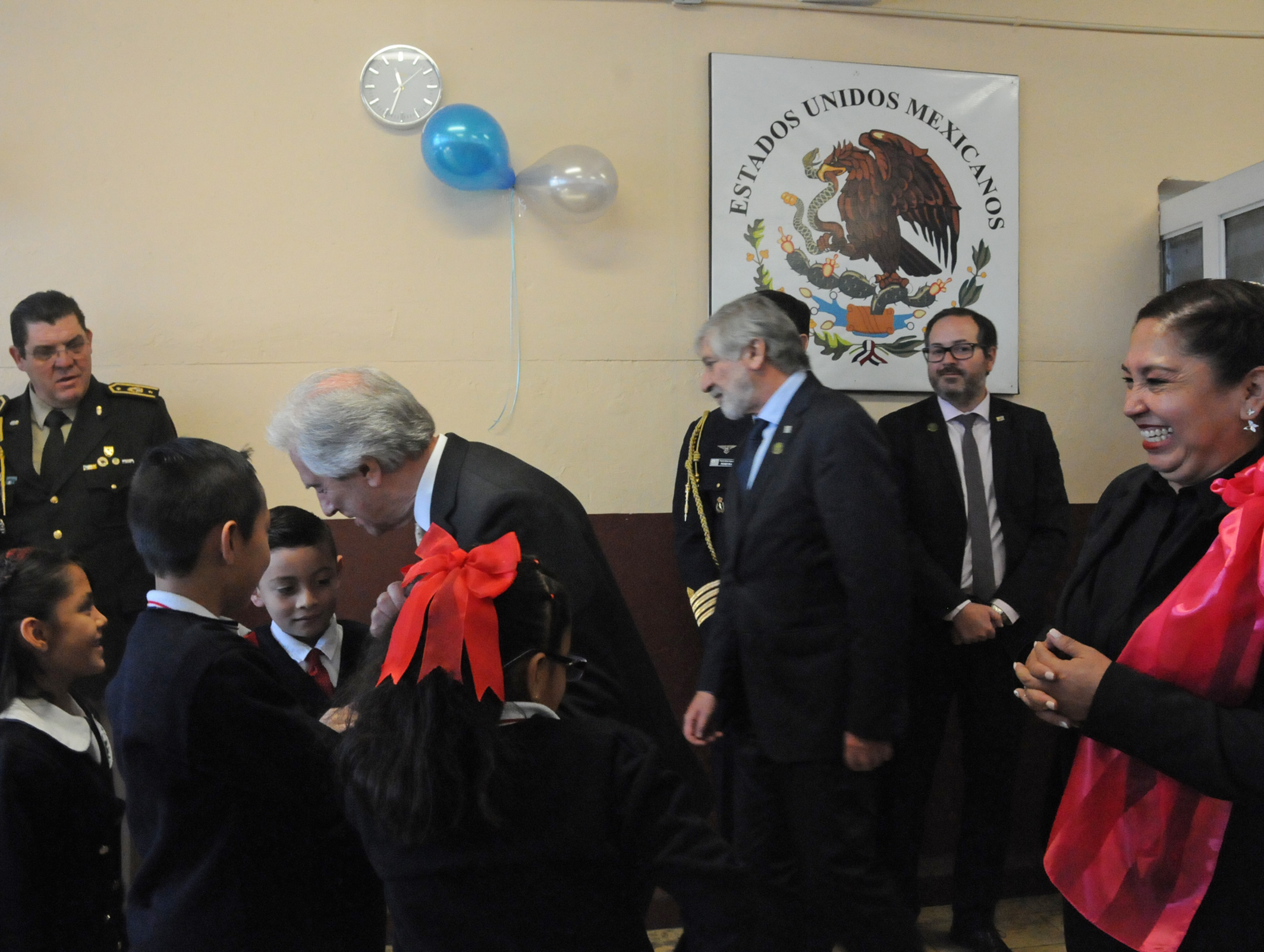 Presidente Tabaré Vázquez durante su recorrida por la Escuela República Oriental del Uruguay, de Ciudad de México
