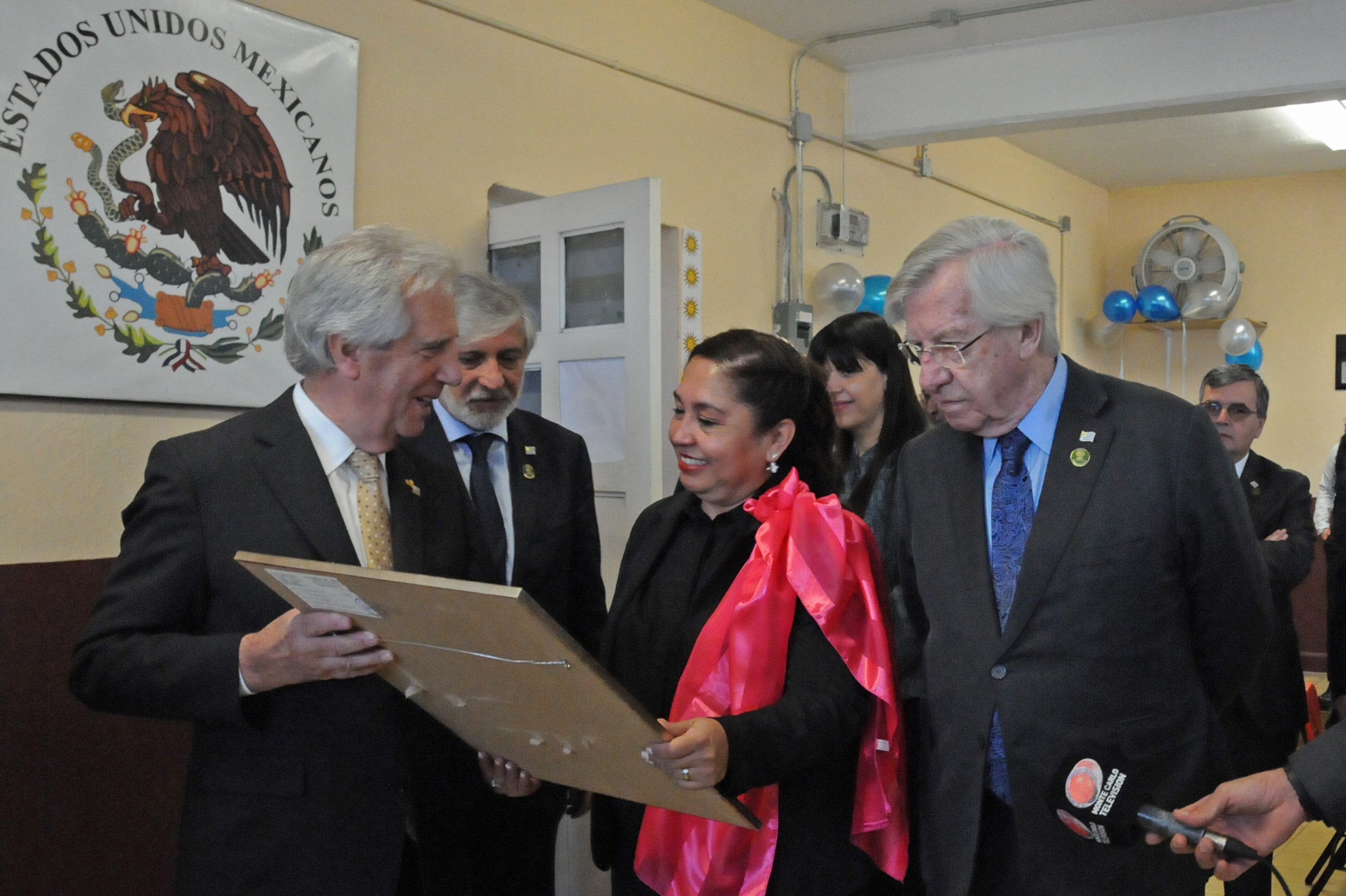 Presidente Tabaré Vázquez durante su recorrida por la Escuela República Oriental del Uruguay, de Ciudad de México
