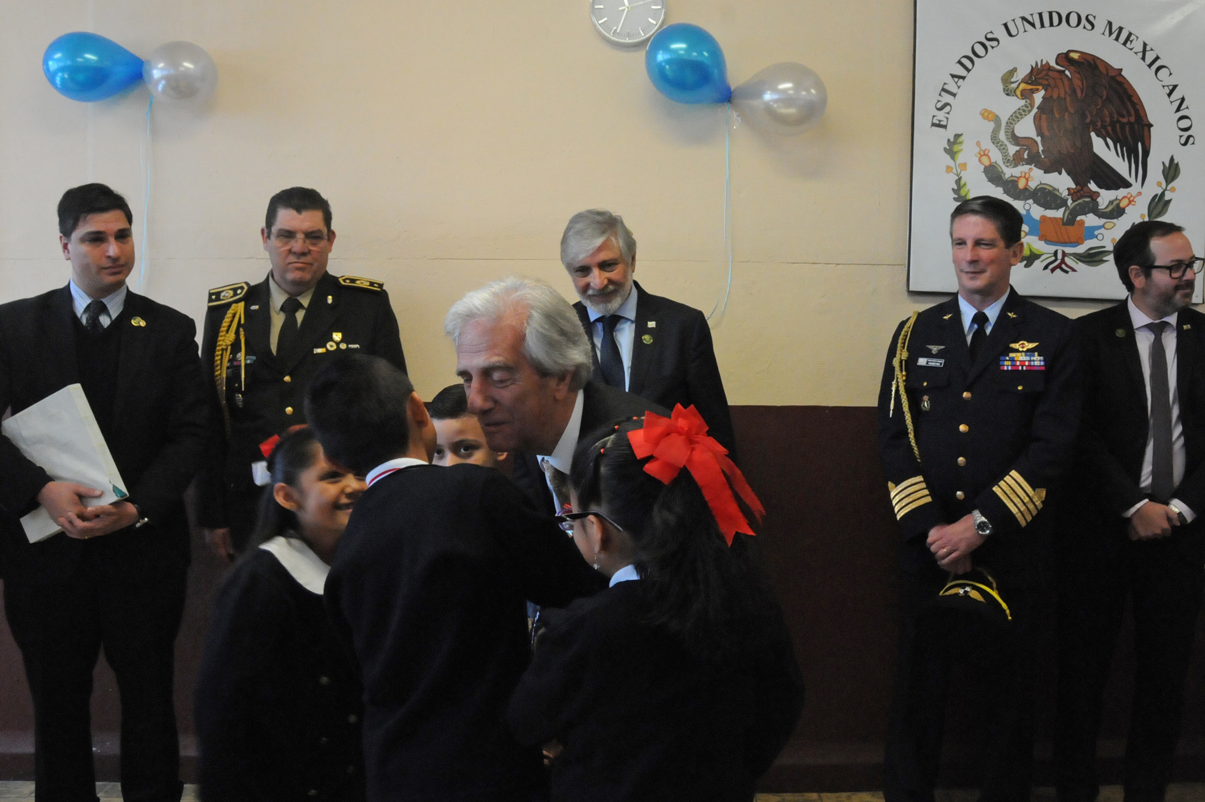 Presidente Tabaré Vázquez durante su recorrida por la Escuela República Oriental del Uruguay, de Ciudad de México
