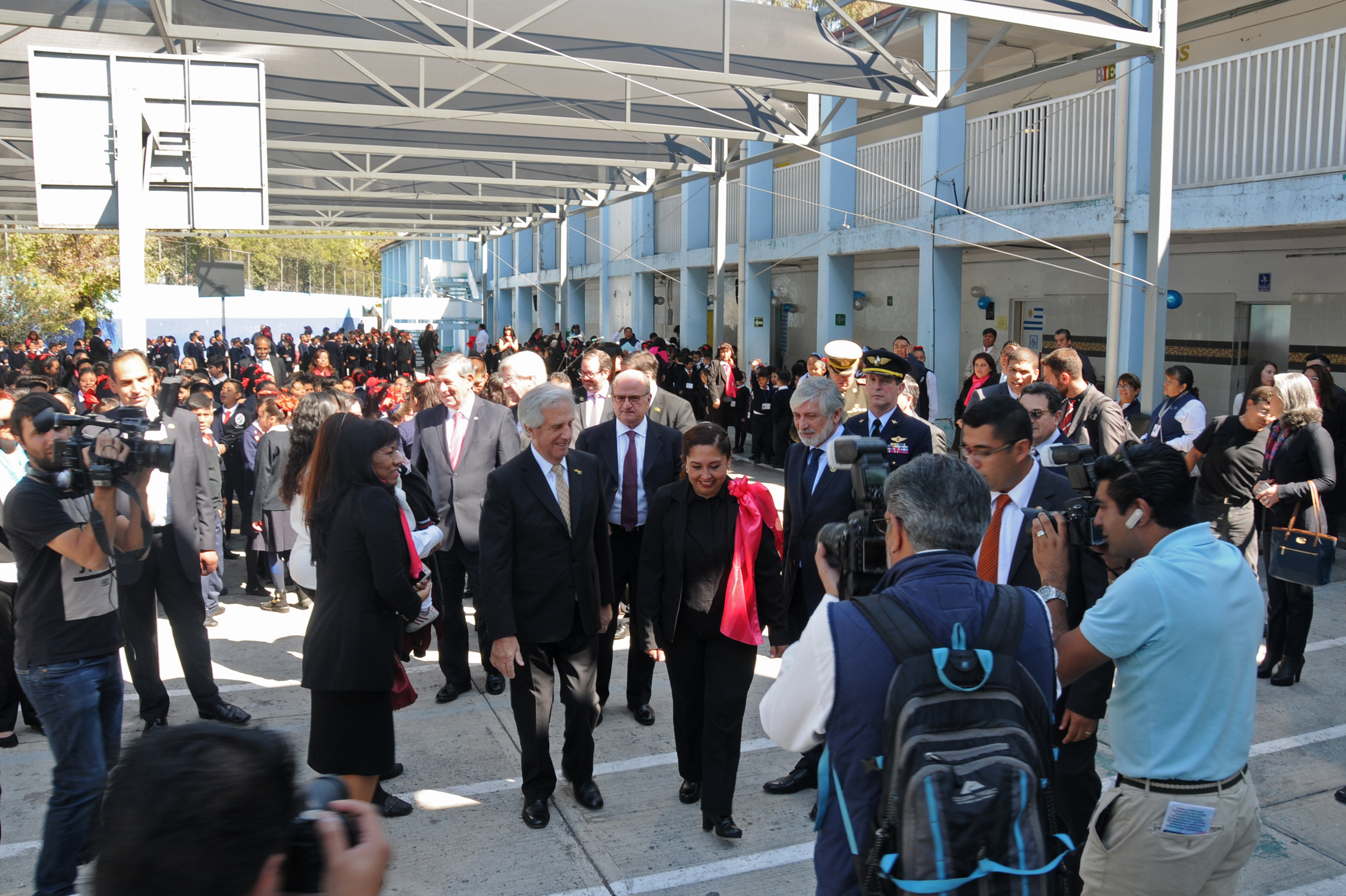 Presidente Tabaré Vázquez durante su recorrida por la Escuela República Oriental del Uruguay, de Ciudad de México