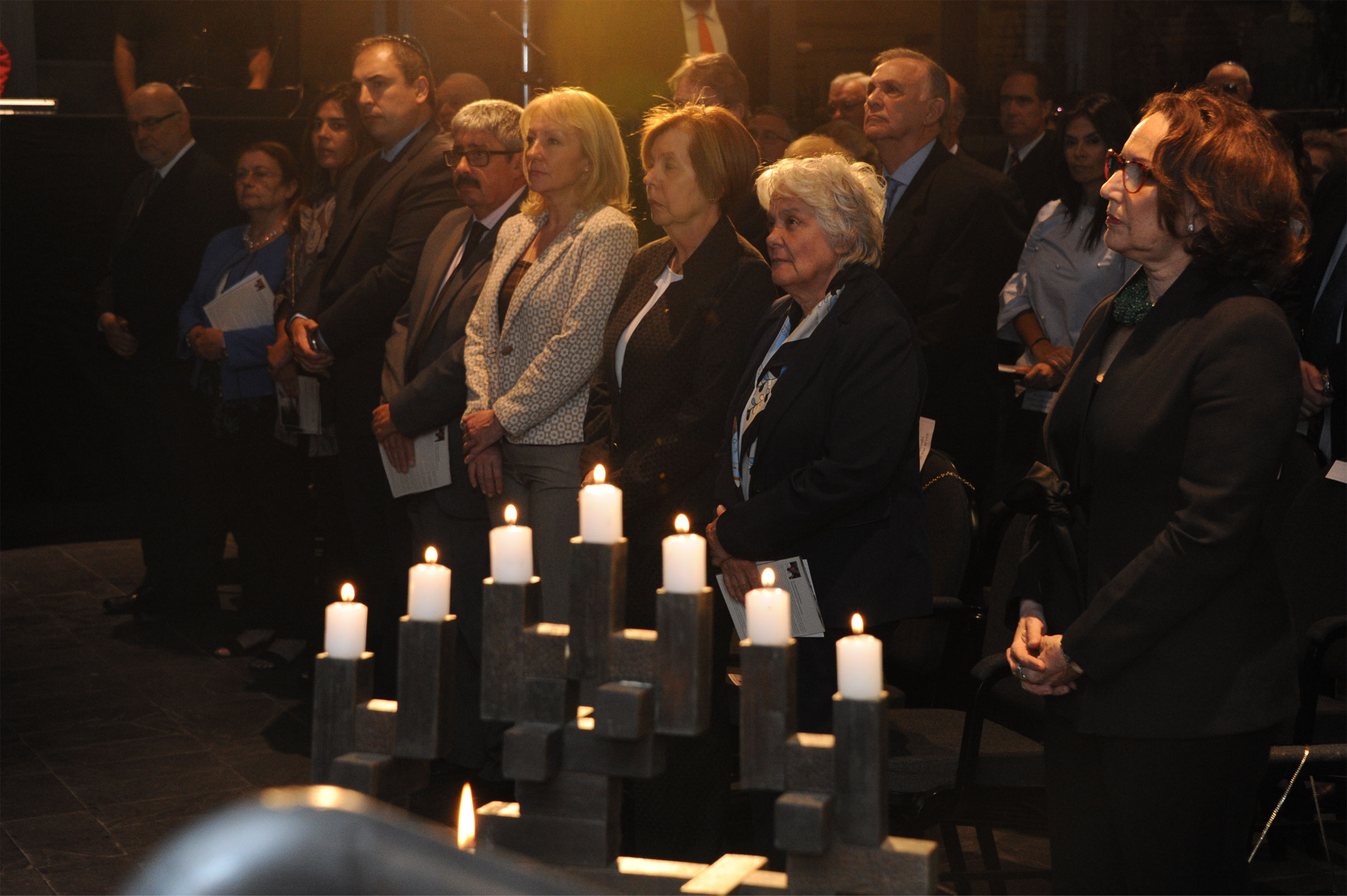 Autoridades encabezadas por Lucía Topolansky en conmemoración de la Noche de los Cristales Rotos