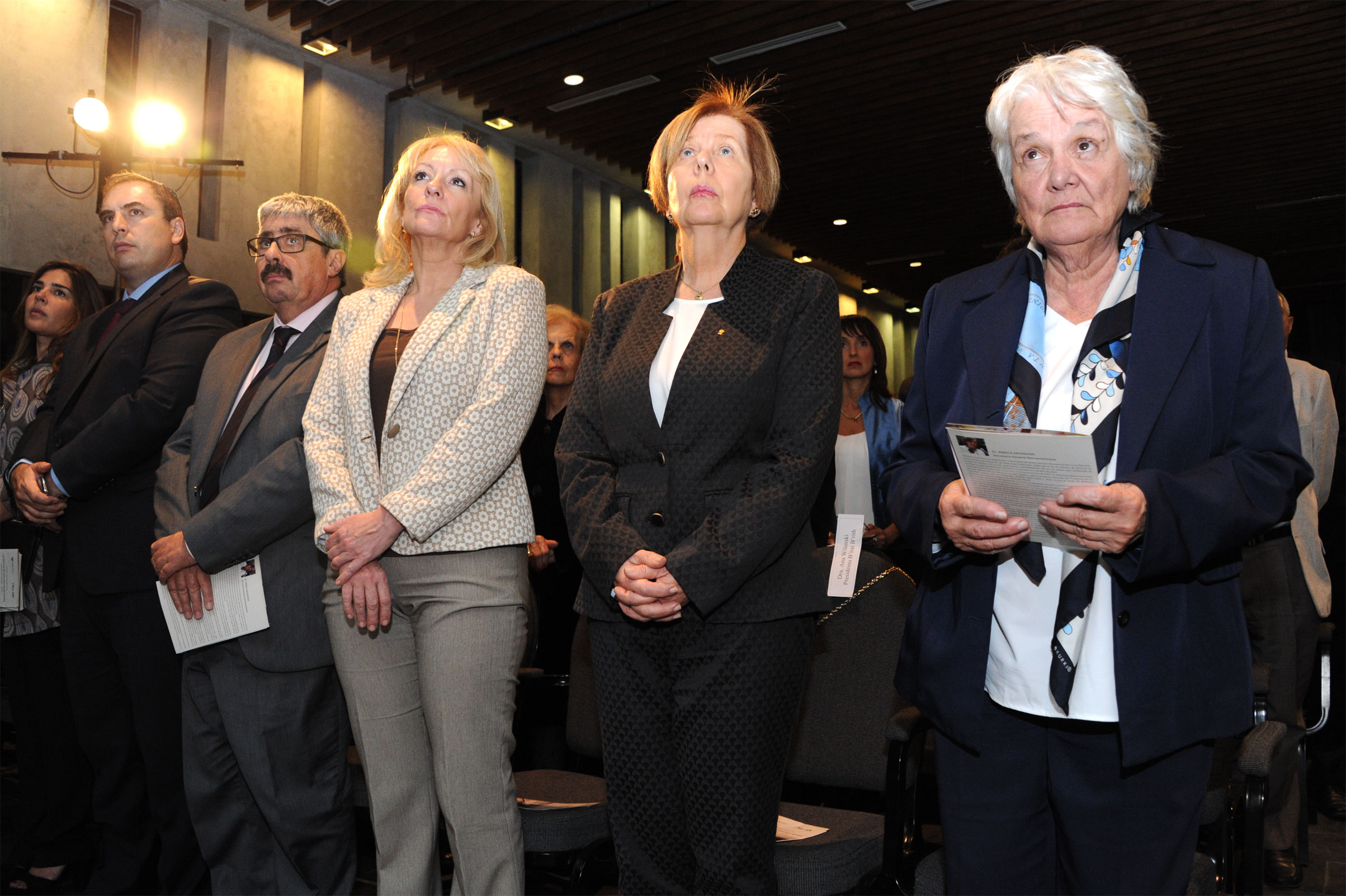 Autoridades encabezadas por Lucía Topolansky en conmemoración de la Noche de los Cristales Rotos
