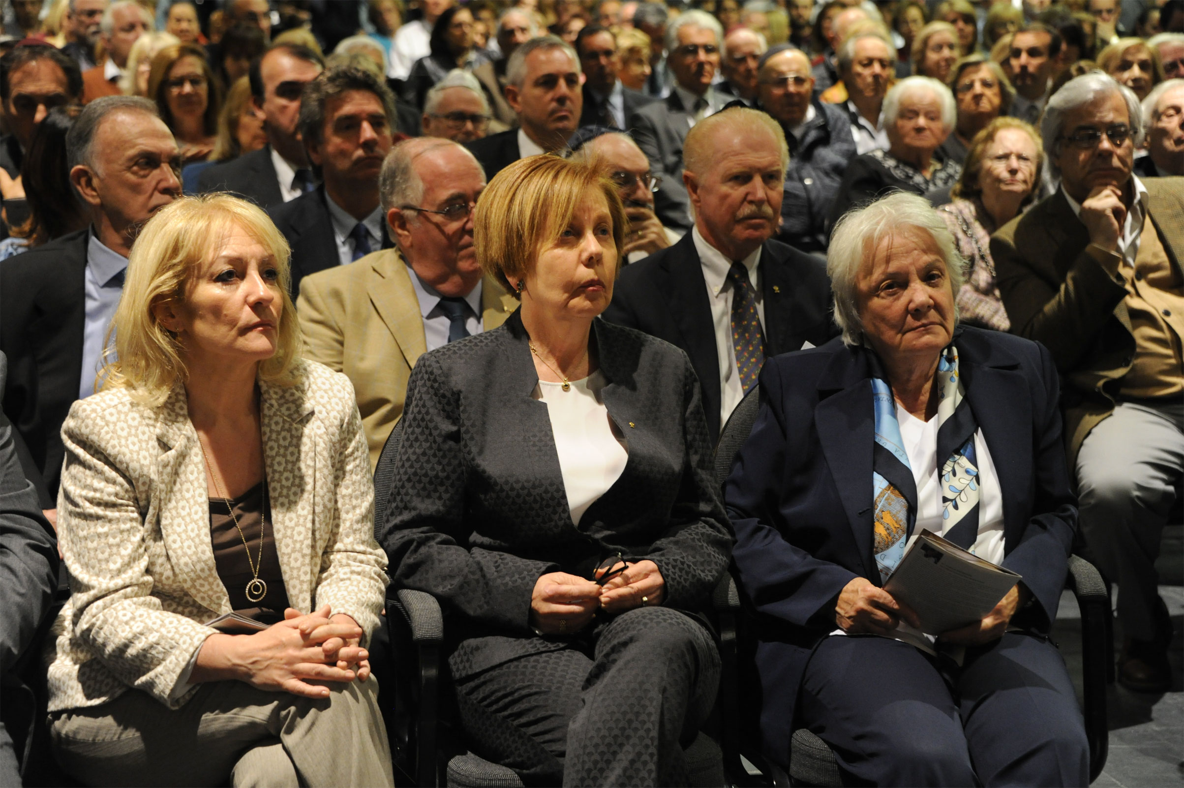 Autoridades encabezadas por Lucía Topolansky en conmemoración de la Noche de los Cristales Rotos