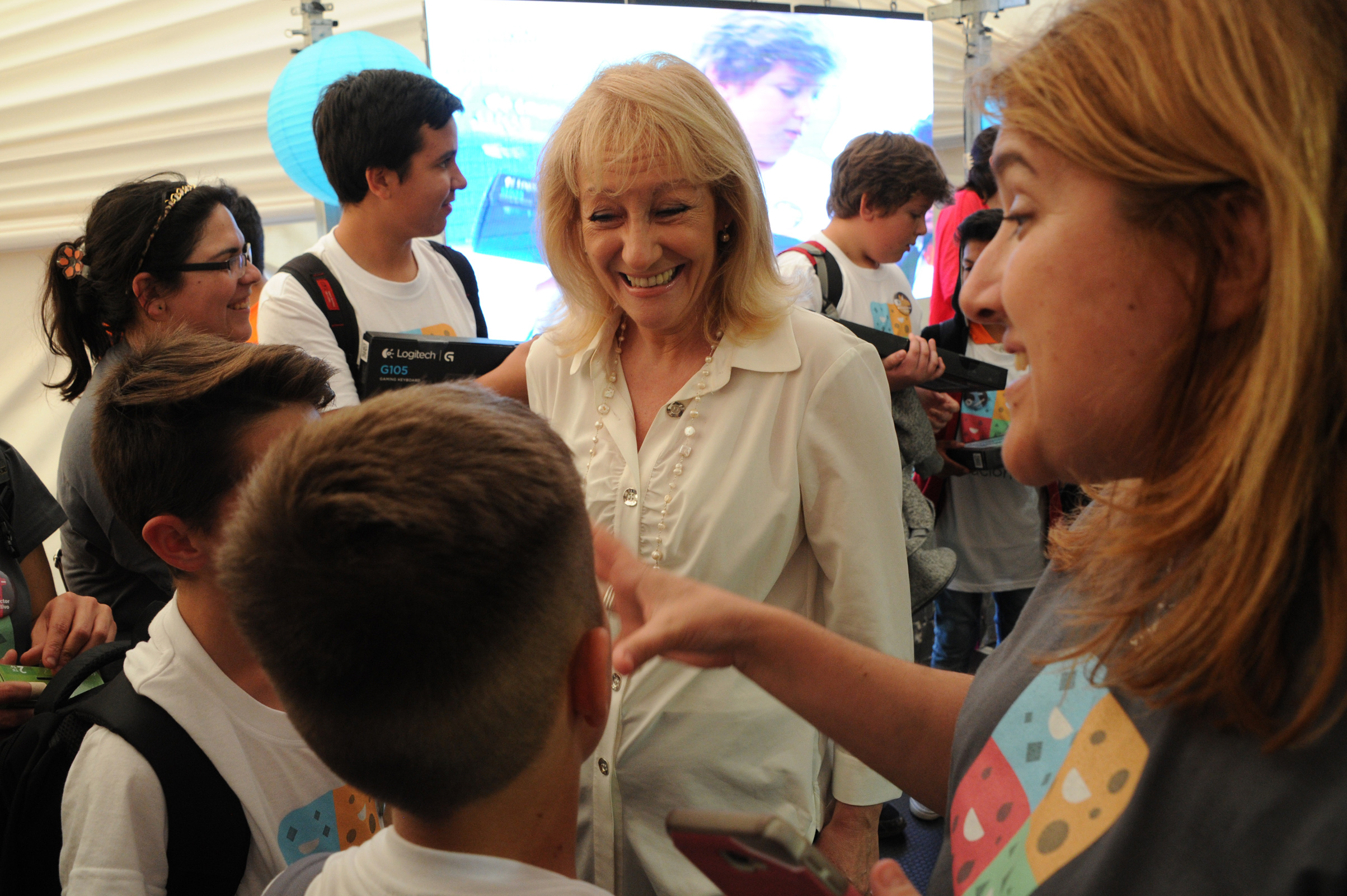 Ministra Carolina Cosse junto a participantes de Olimpíada de Robótica, Programación y Videojuegos