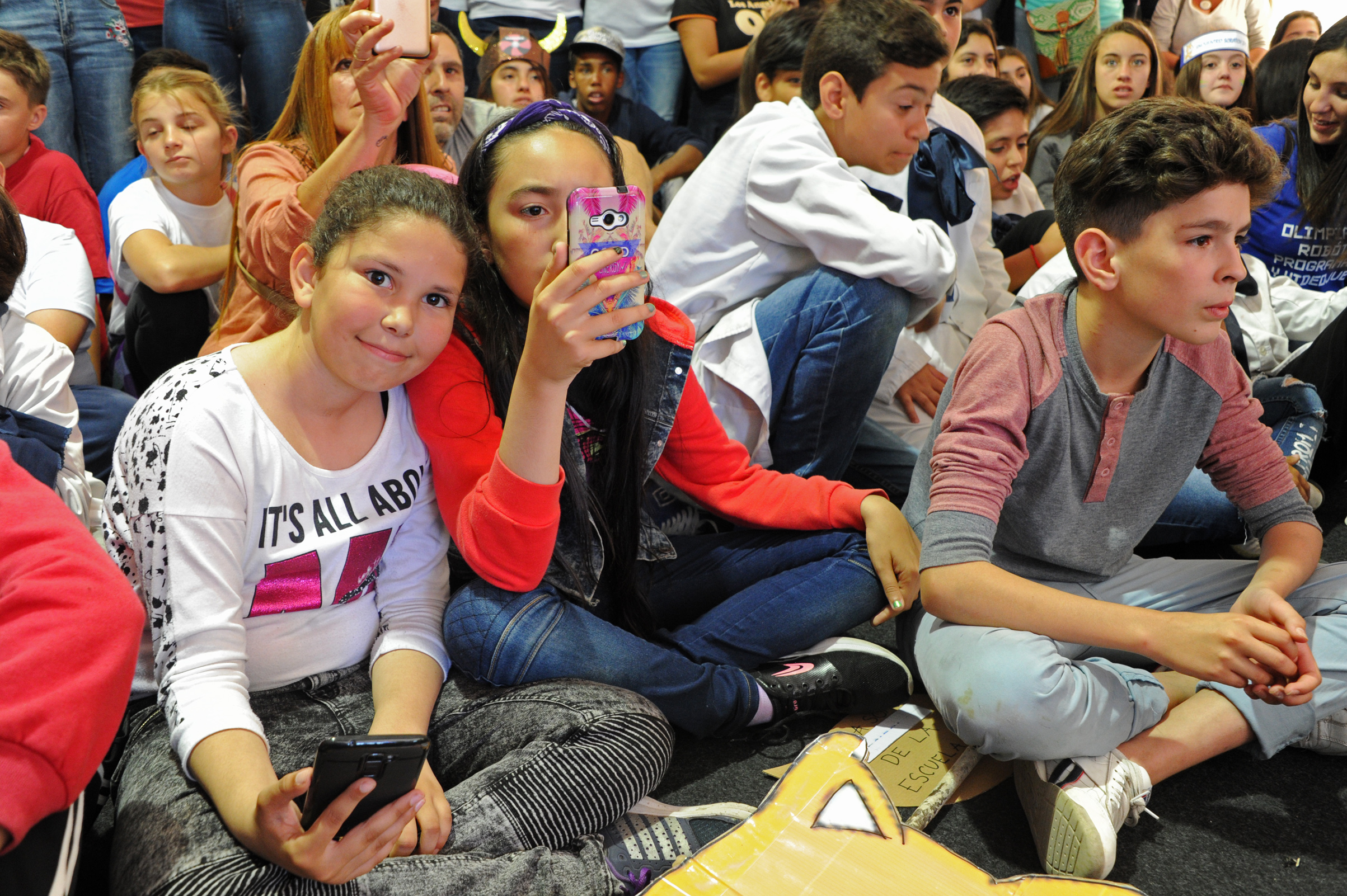Jóvenes asistentes a Olimpíada de Robótica, Programación y Videojuegos
