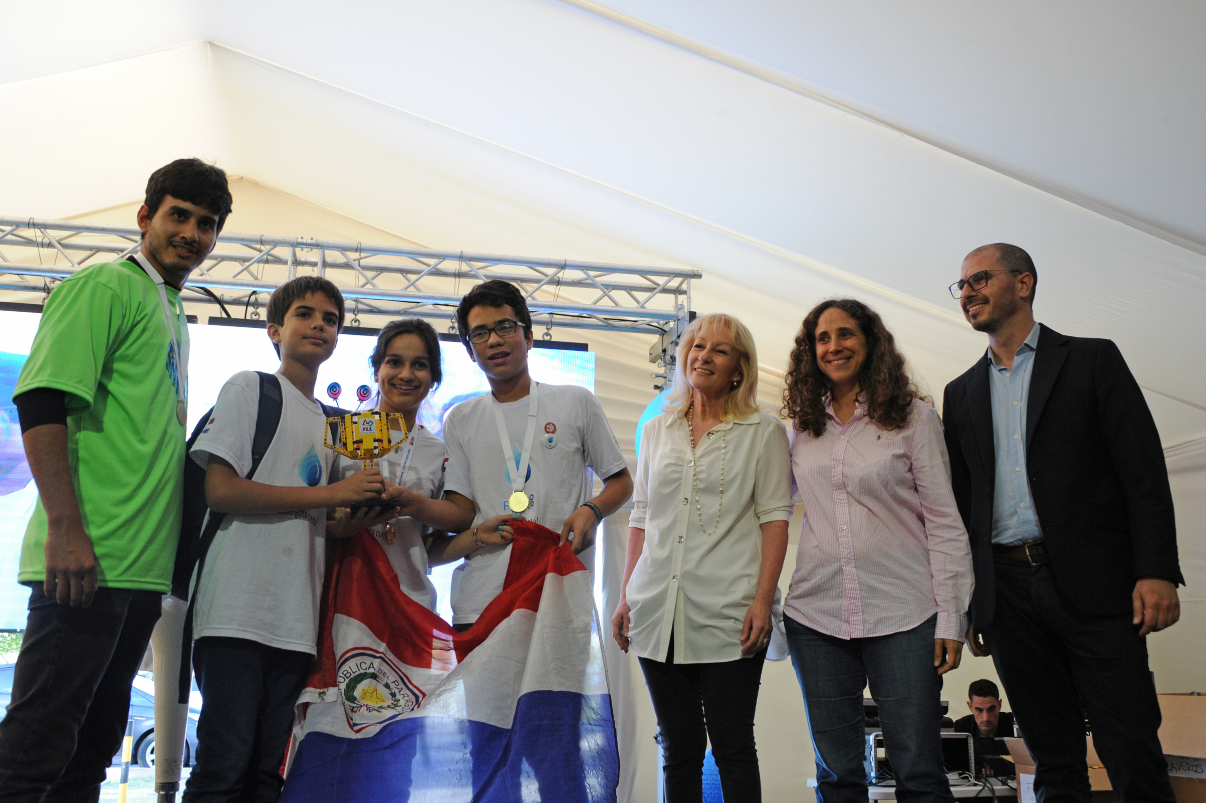 Ministra Carolina Cosse y Prosecretario Juan Andrés Roballo junto a premiados de Olimpíada de Robótica, Programación y Videojuegos