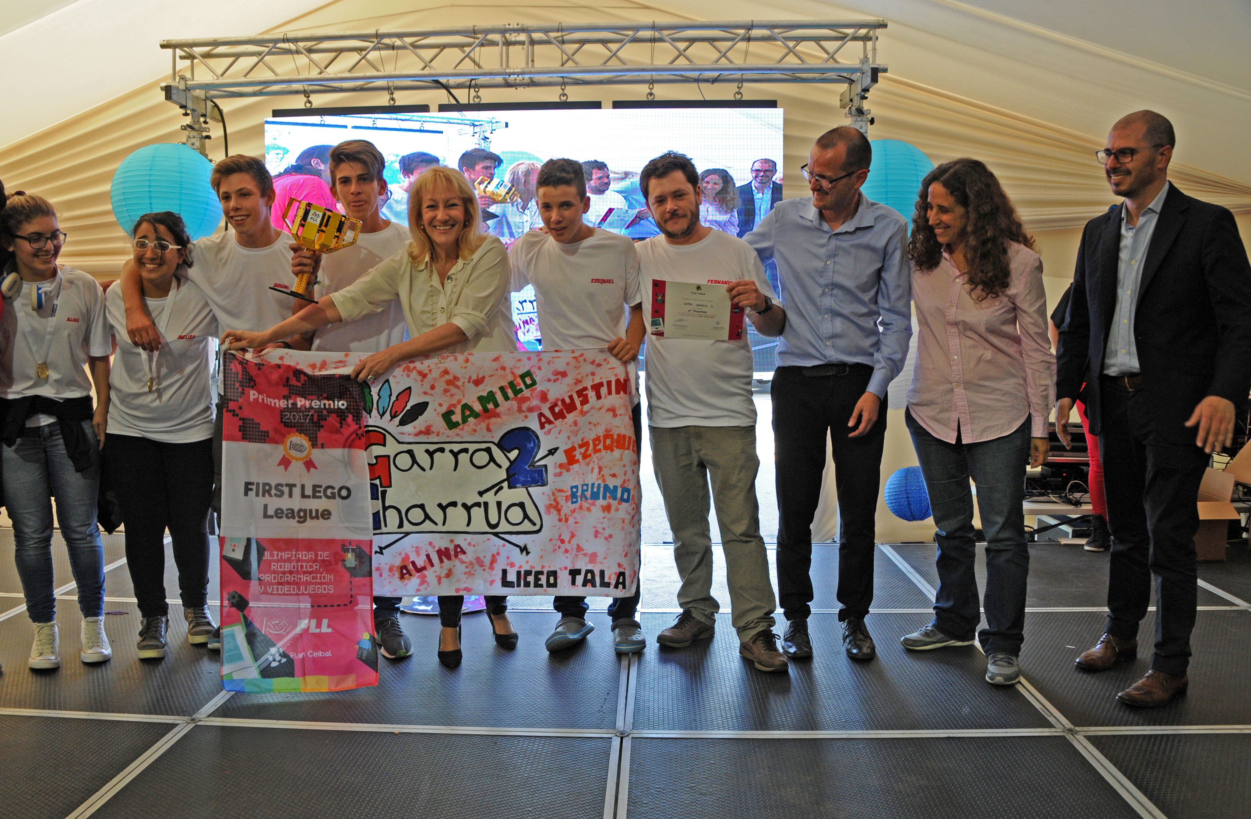 Ministra Carolina Cosse y Prosecretario Juan Andrés Roballo junto a Ganadores de Olimpíada de Robótica, Programación y Videojuegos