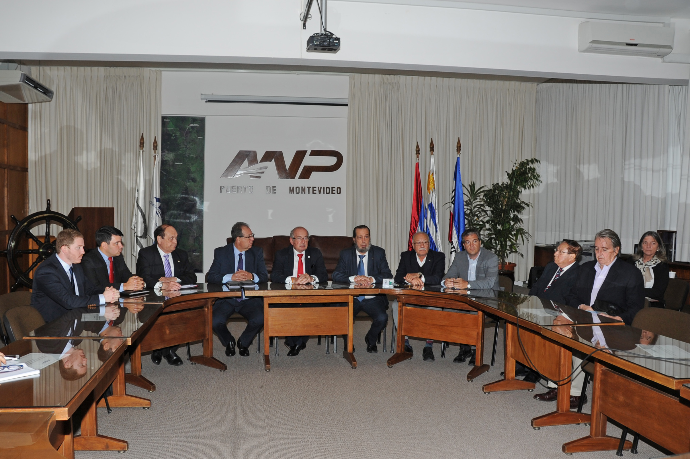 Autoridades portuarias uruguayas y paraguayas durante la reunión