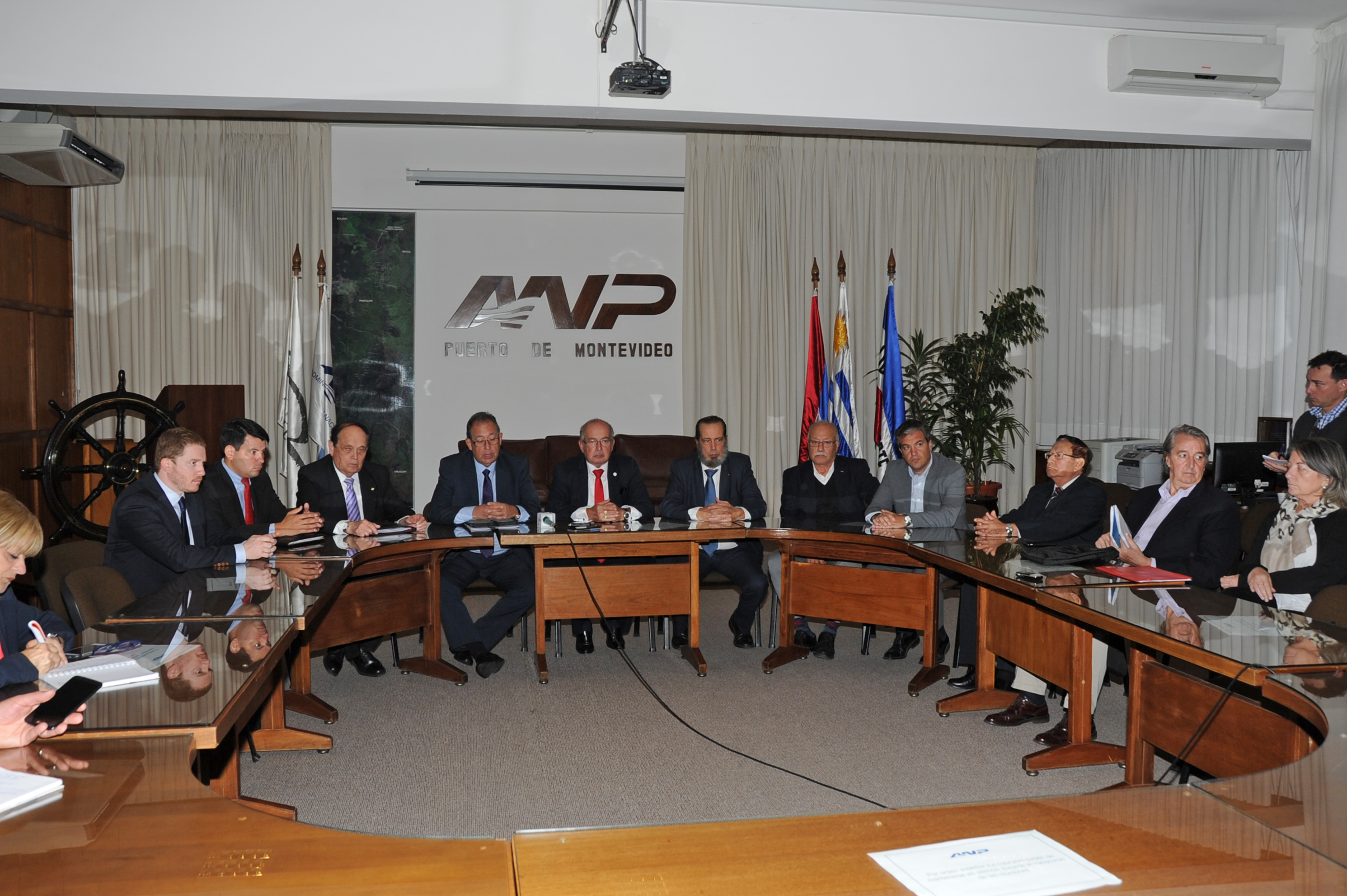 Autoridades portuarias uruguayas y paraguayas durante la reunión