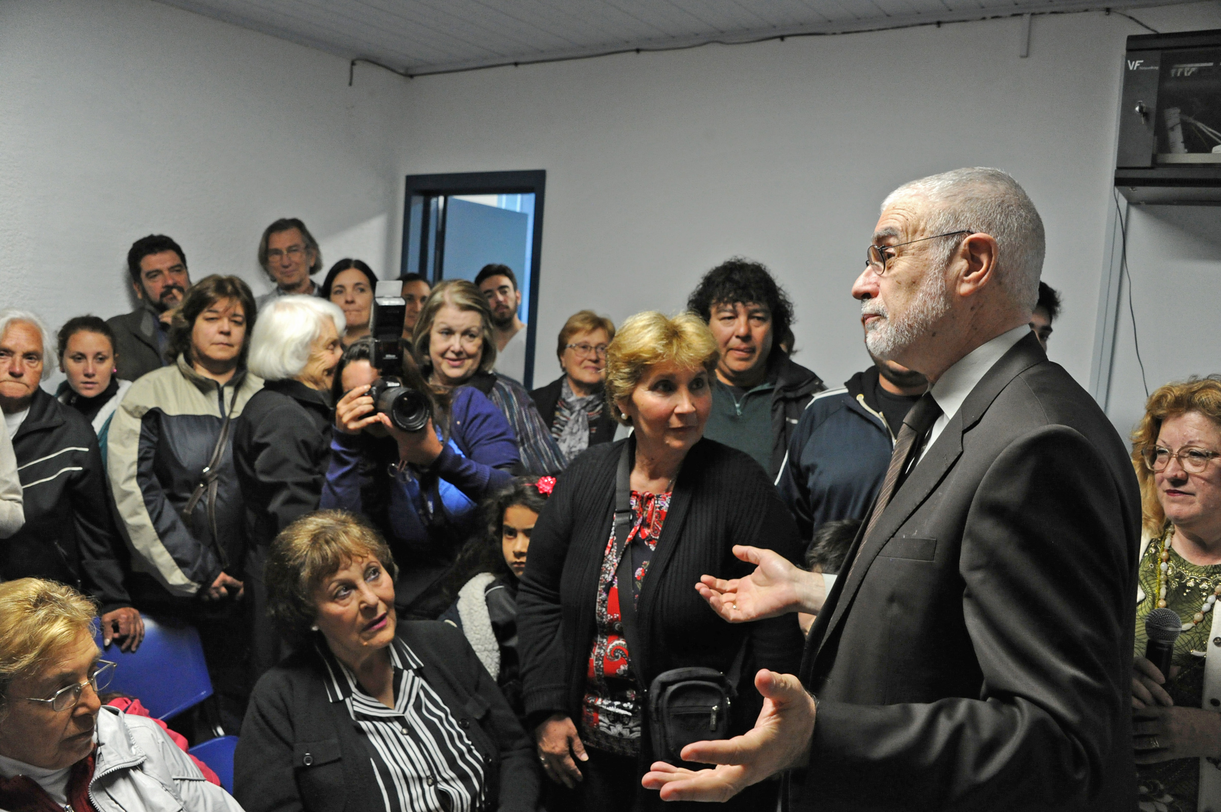 Benjamín Liberoff, haciendo uso de la palabra en inauguración de ampliación de policlínica denominada Manuel Liberoff, en La Cruz de Carrasco