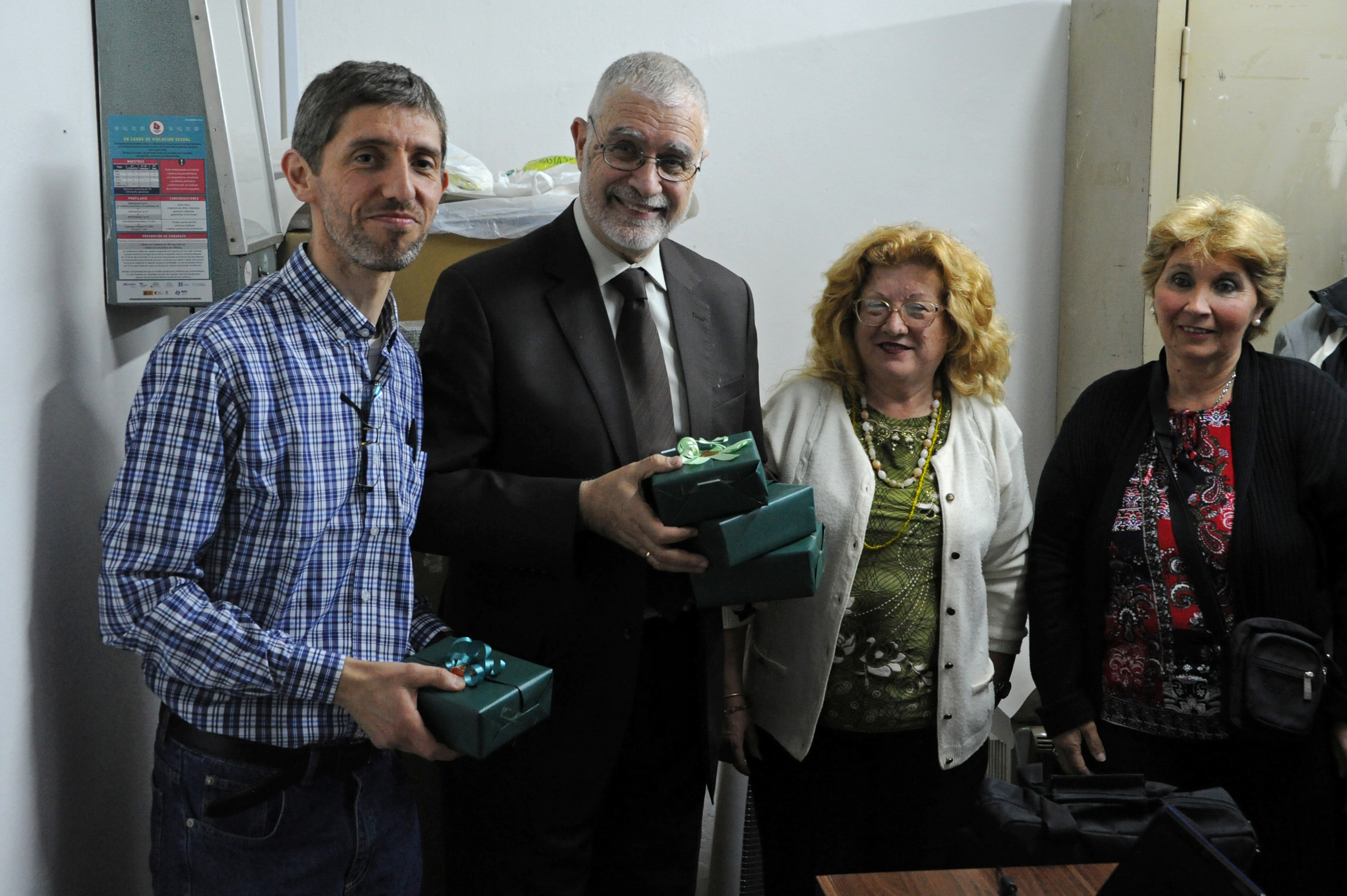 Benjamín Liberoff junto a vecinos en la inauguración de ampliación de policlínica denominada Manuel Liberoff, en La Cruz de Carrasco