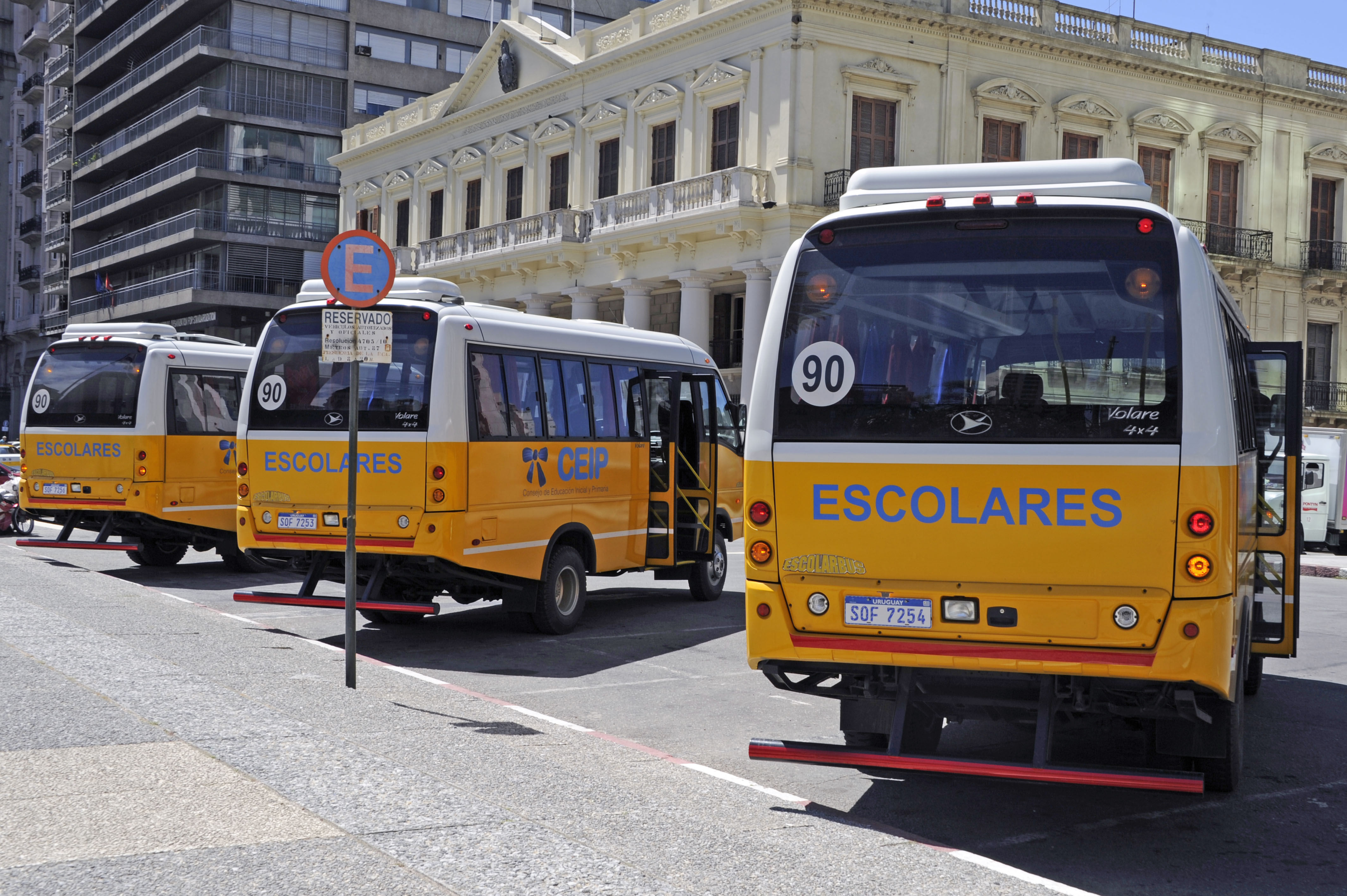 Nuevos vehículos de Primaria para el traslado de escolares a las colonias recreativas