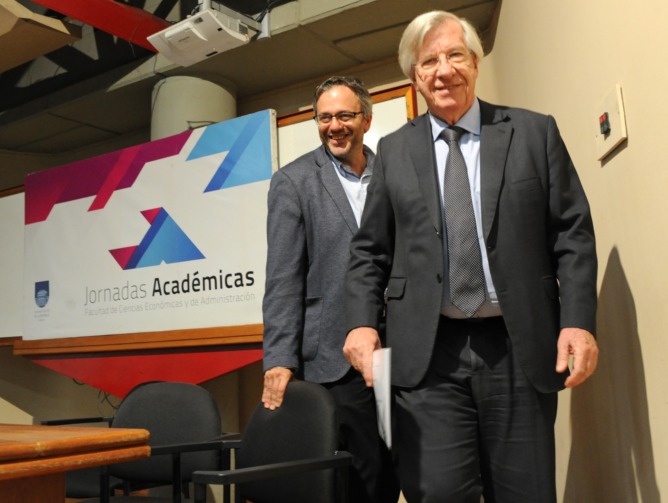 Ministro Danilo Astori junto a decano de Facultad de Ciencias Económicas, Rodrigo Arim