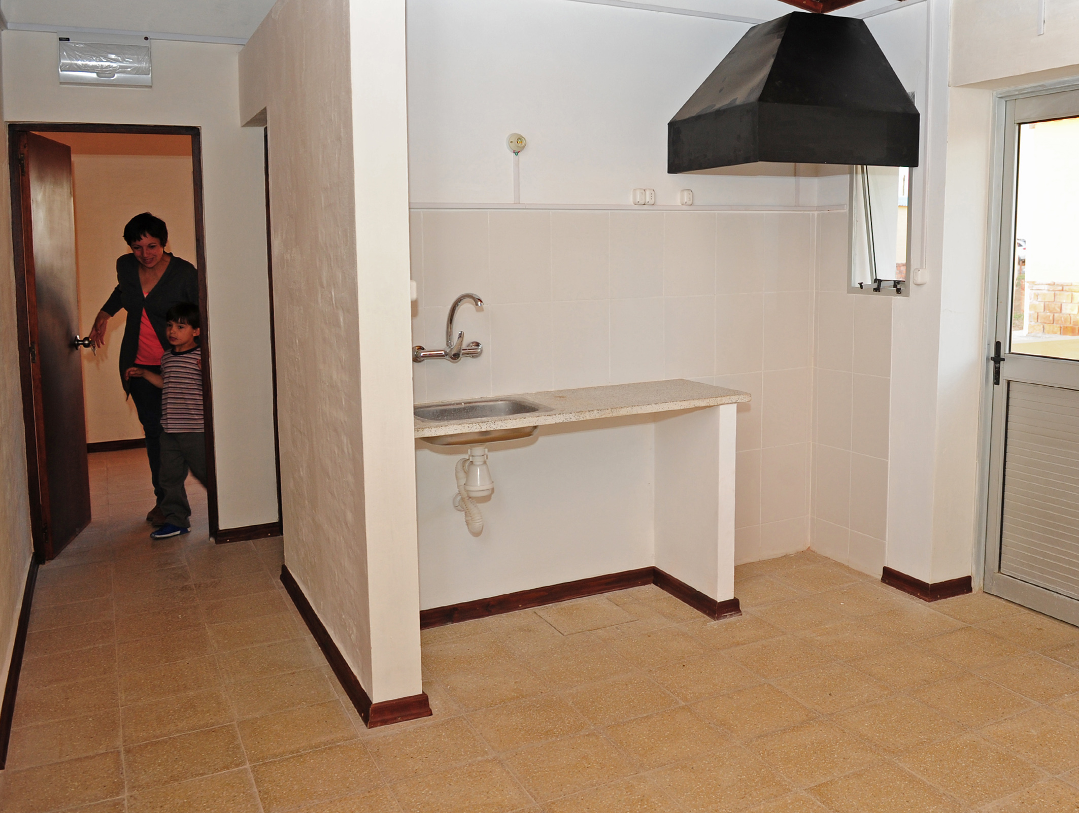 Familia ingresa a su nueva vivienda