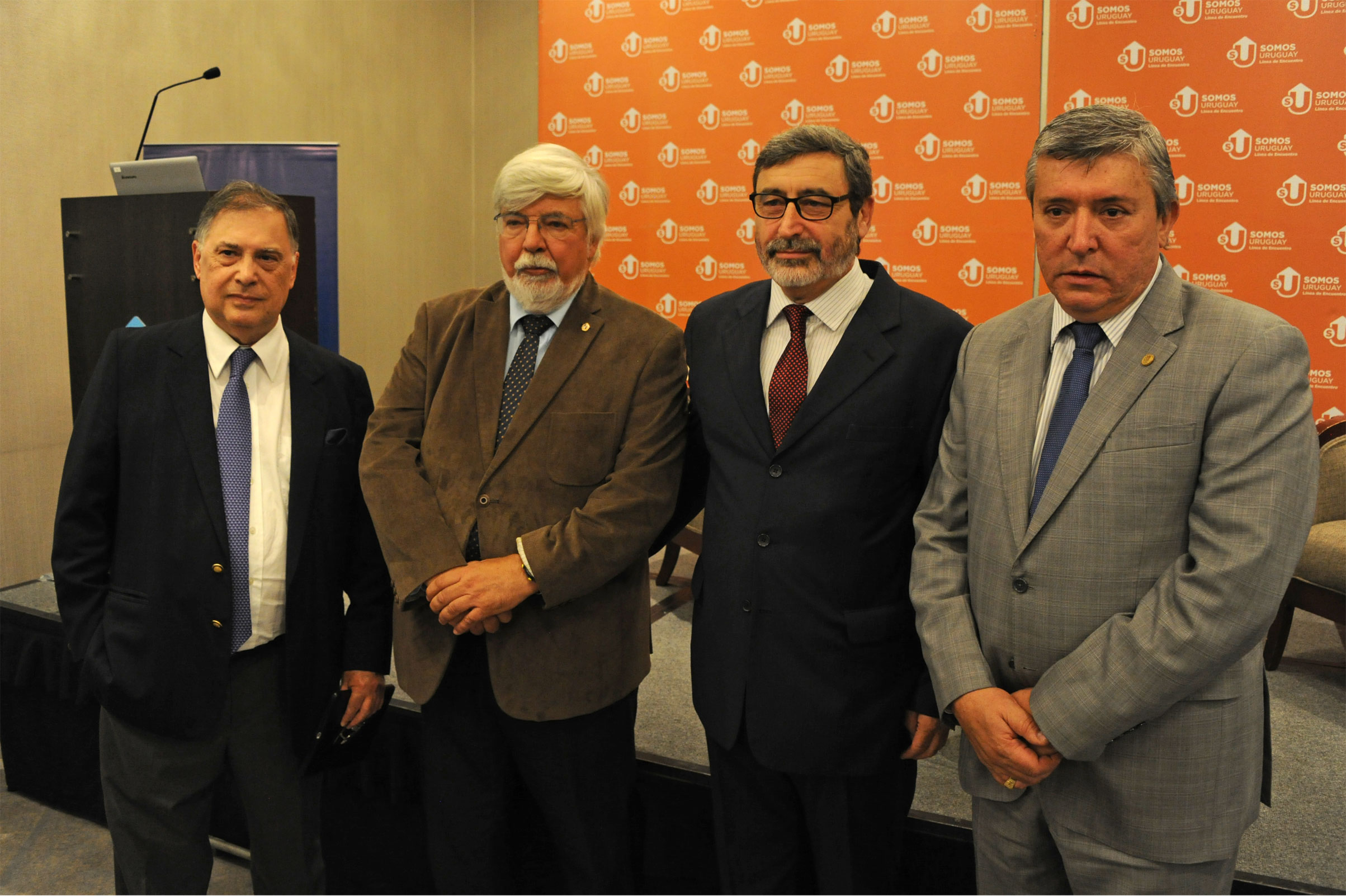 Autoridades previo al inicio de la actividad