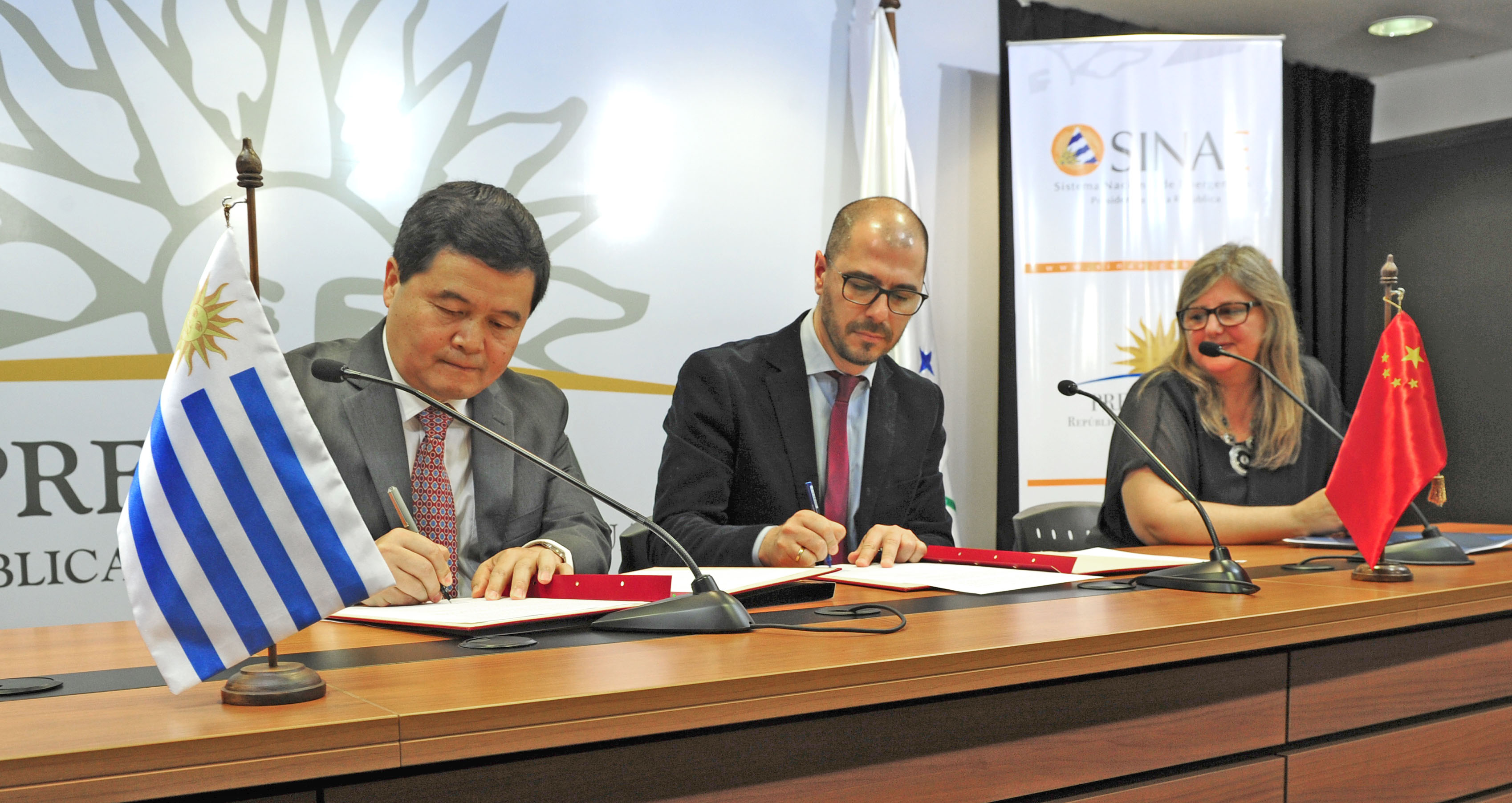 Firma del acuerdo que formaliza la donación para el SINAE