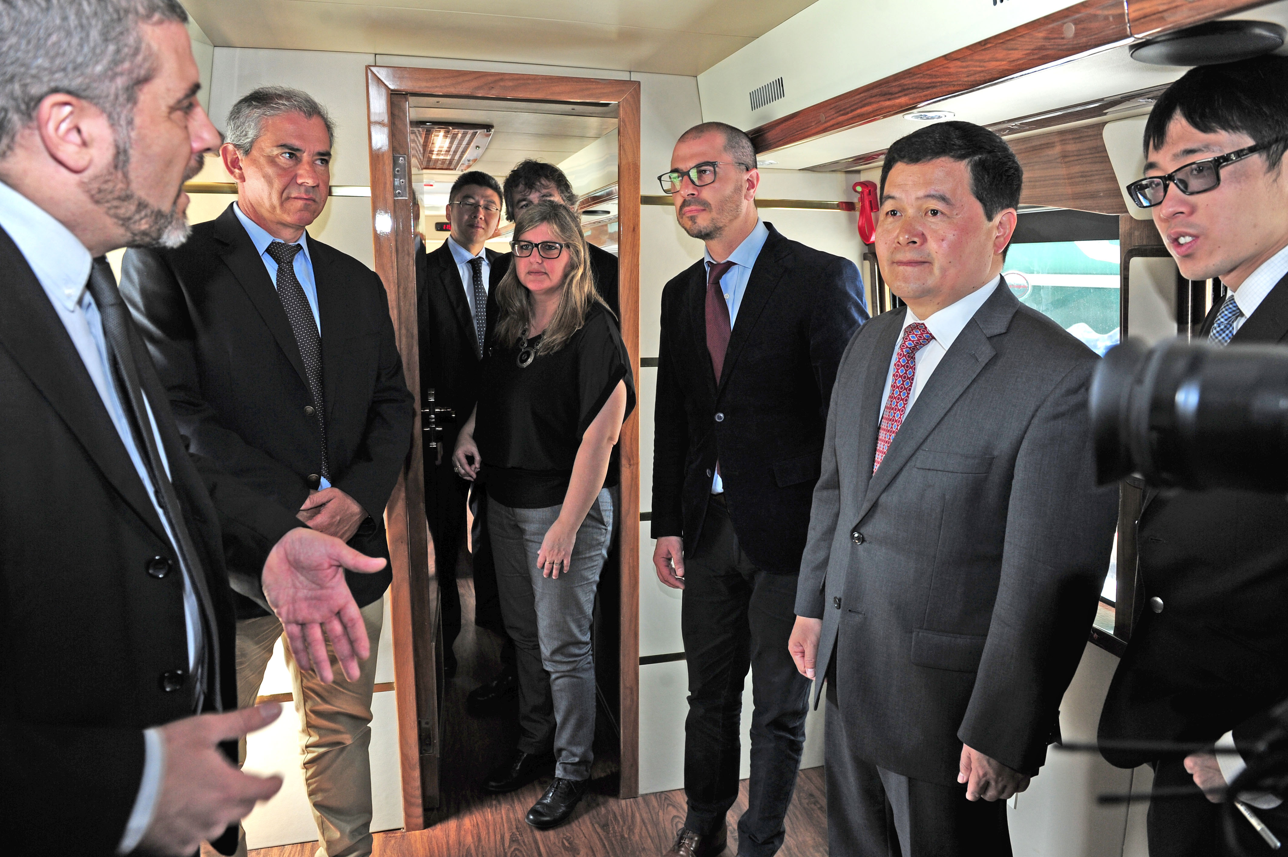 Recorrida de las autoridades por el autobus que forma parte de la donación