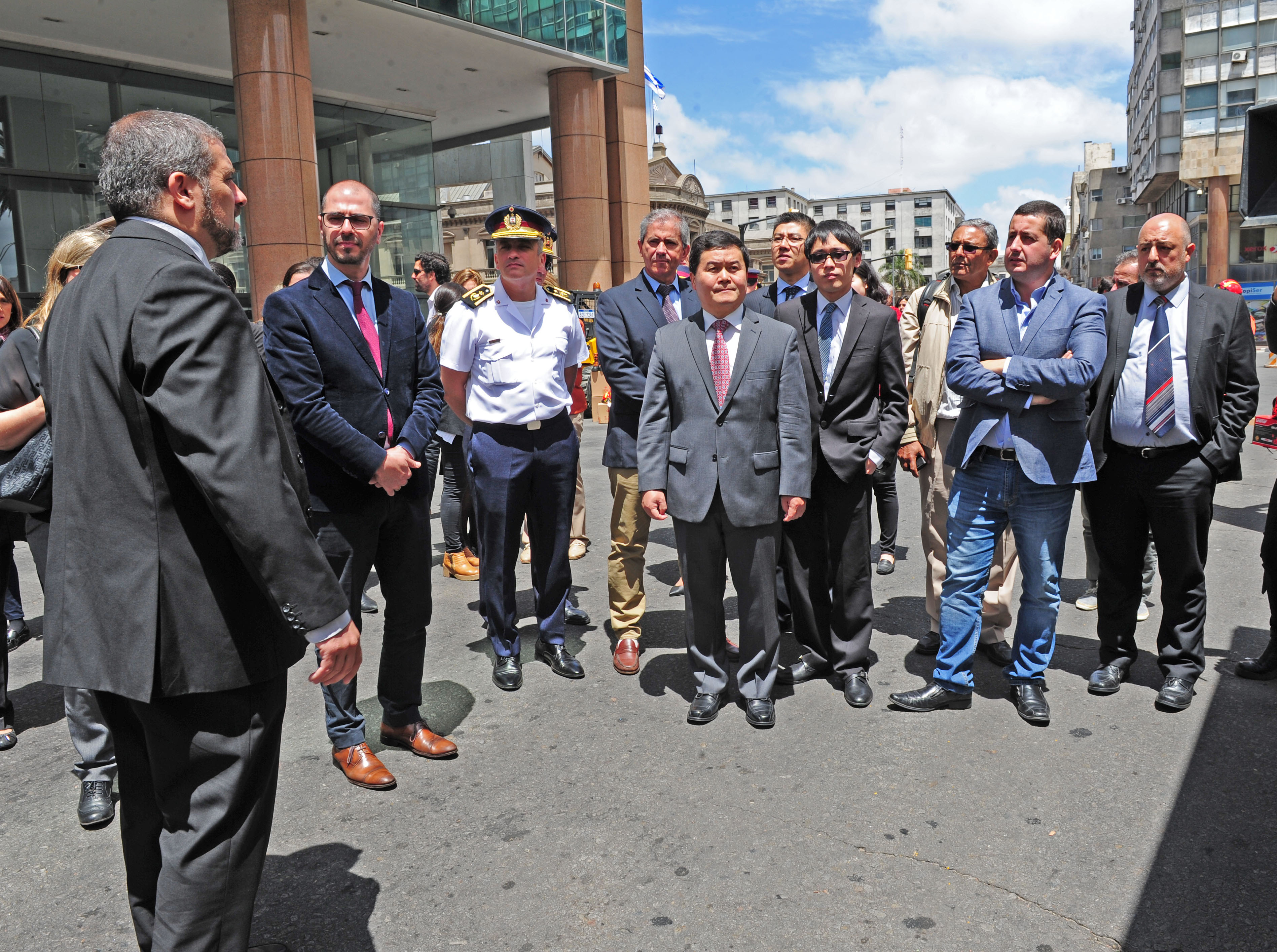Recorrida de las autoridades para observar equipamiento que forma parte de la donación