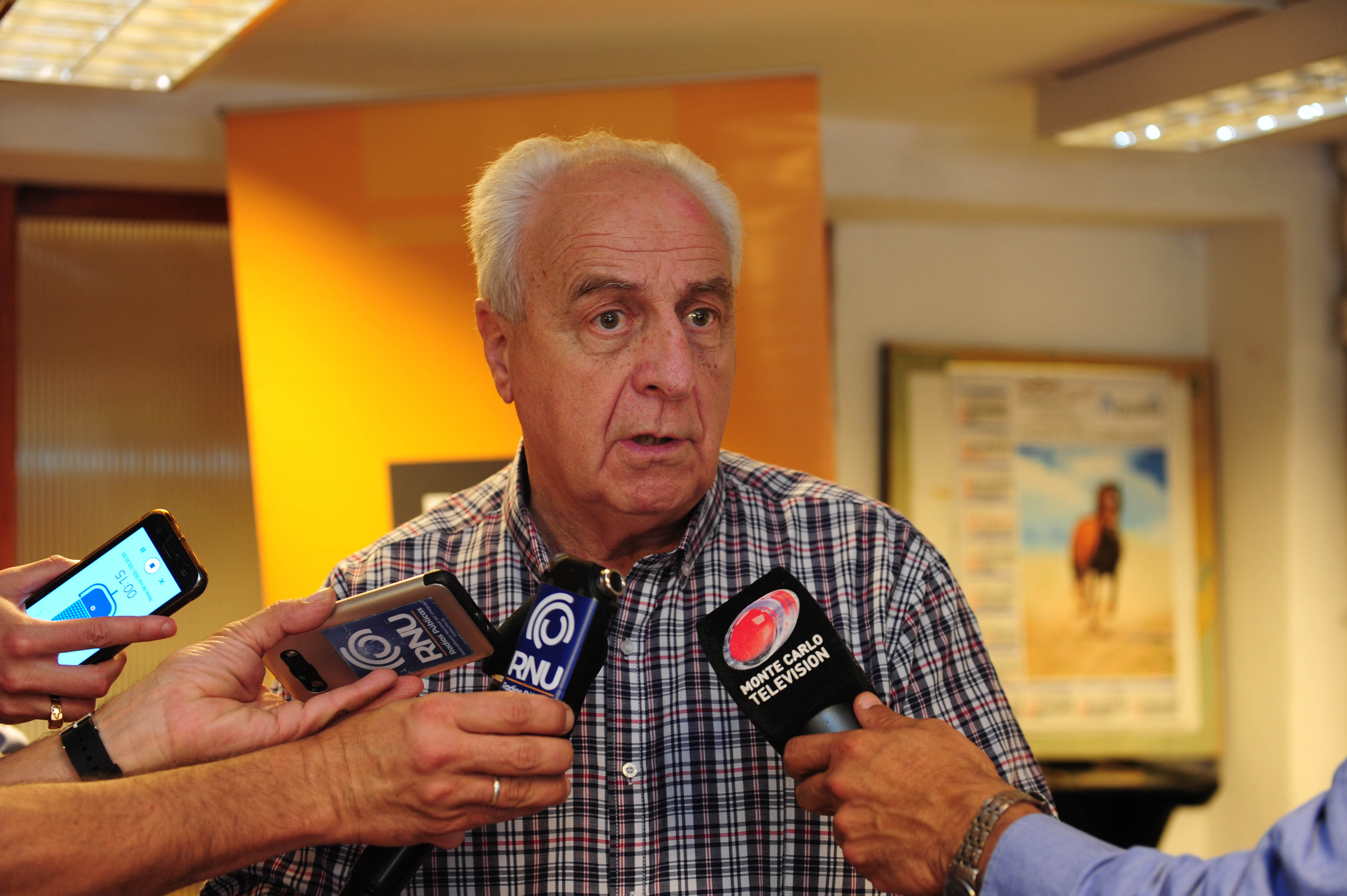 Ministro Víctor Rossi, dialoga con la prensa