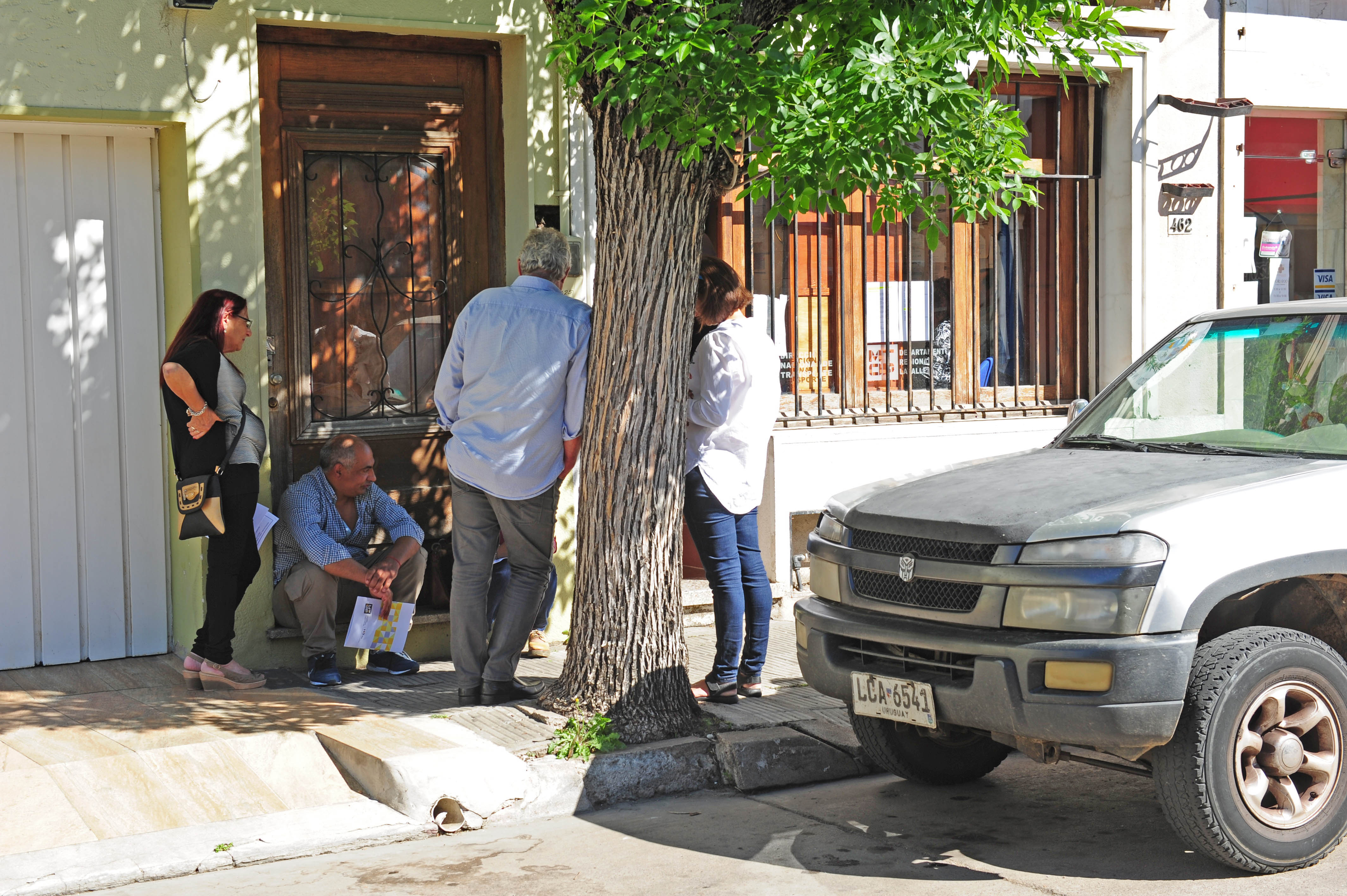 Vecinos esperando par dialogar con autoridades del Ministerio de Transporte y Obras Públicas