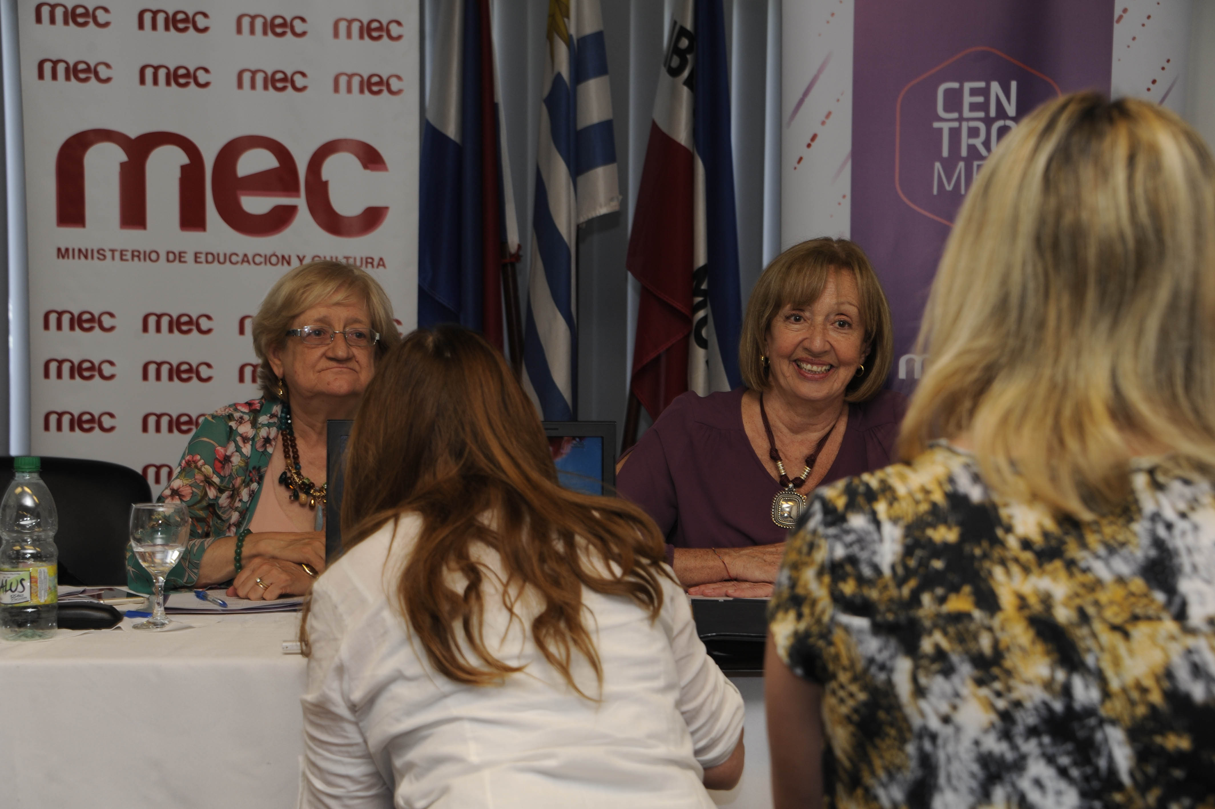 María Julia Muñoz y Glenda Rondán dialogan con integrantes de organizaciones sociales en Minas