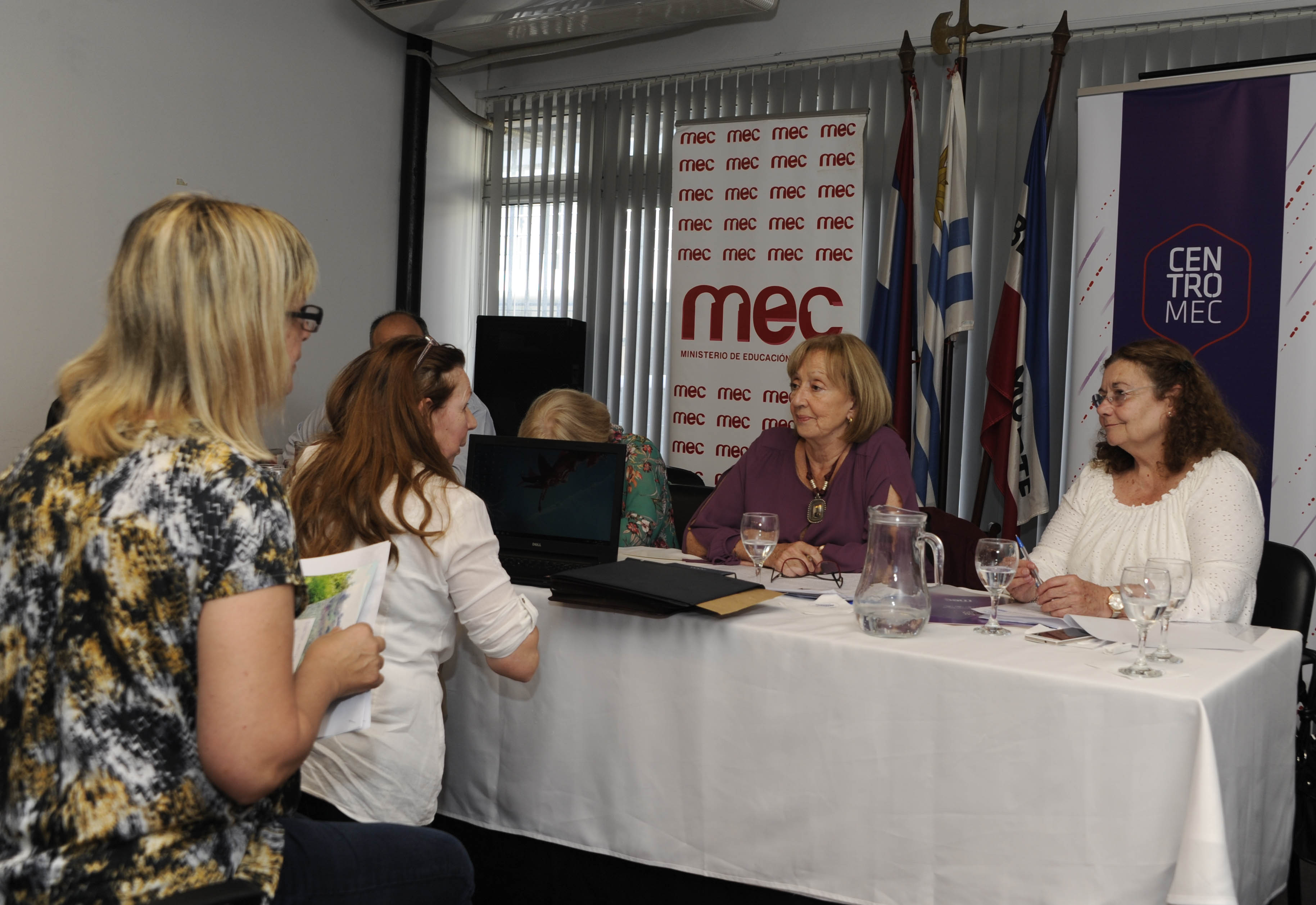 María Julia Muñoz y Glenda Rondán dialogan con integrantes de organizaciones sociales en Minas