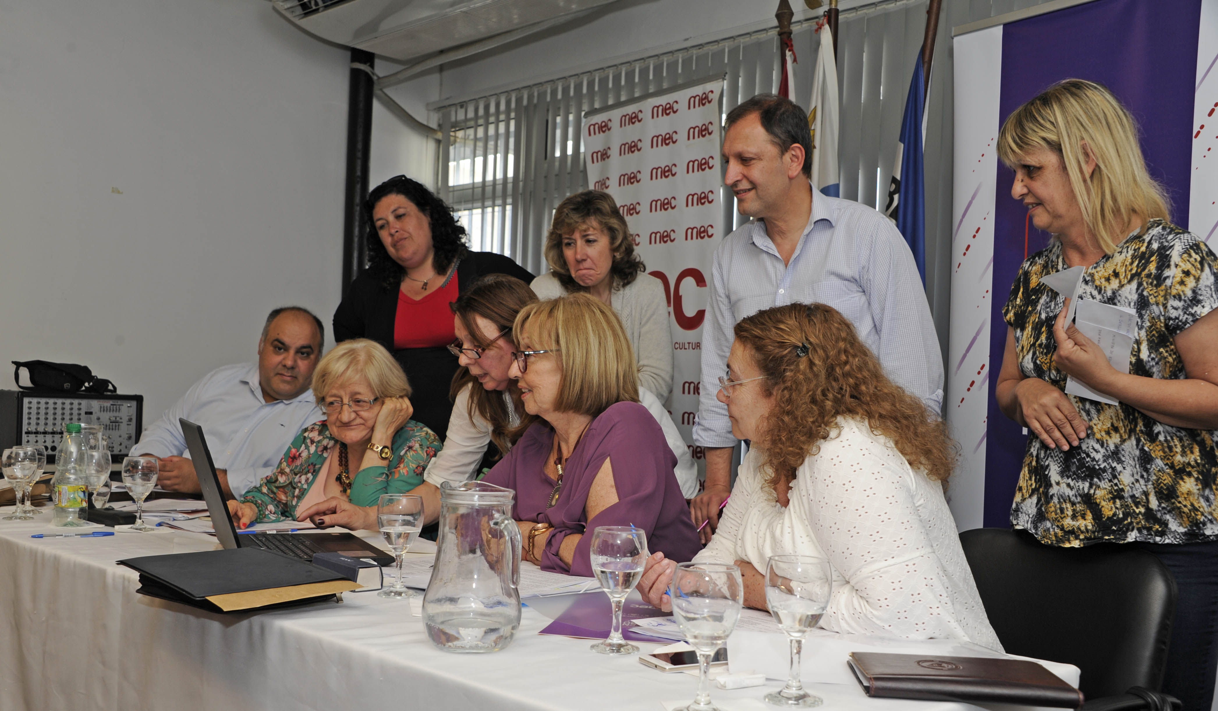 María Julia Muñoz y Glenda Rondán dialogan con integrantes de organizaciones sociales en Minas