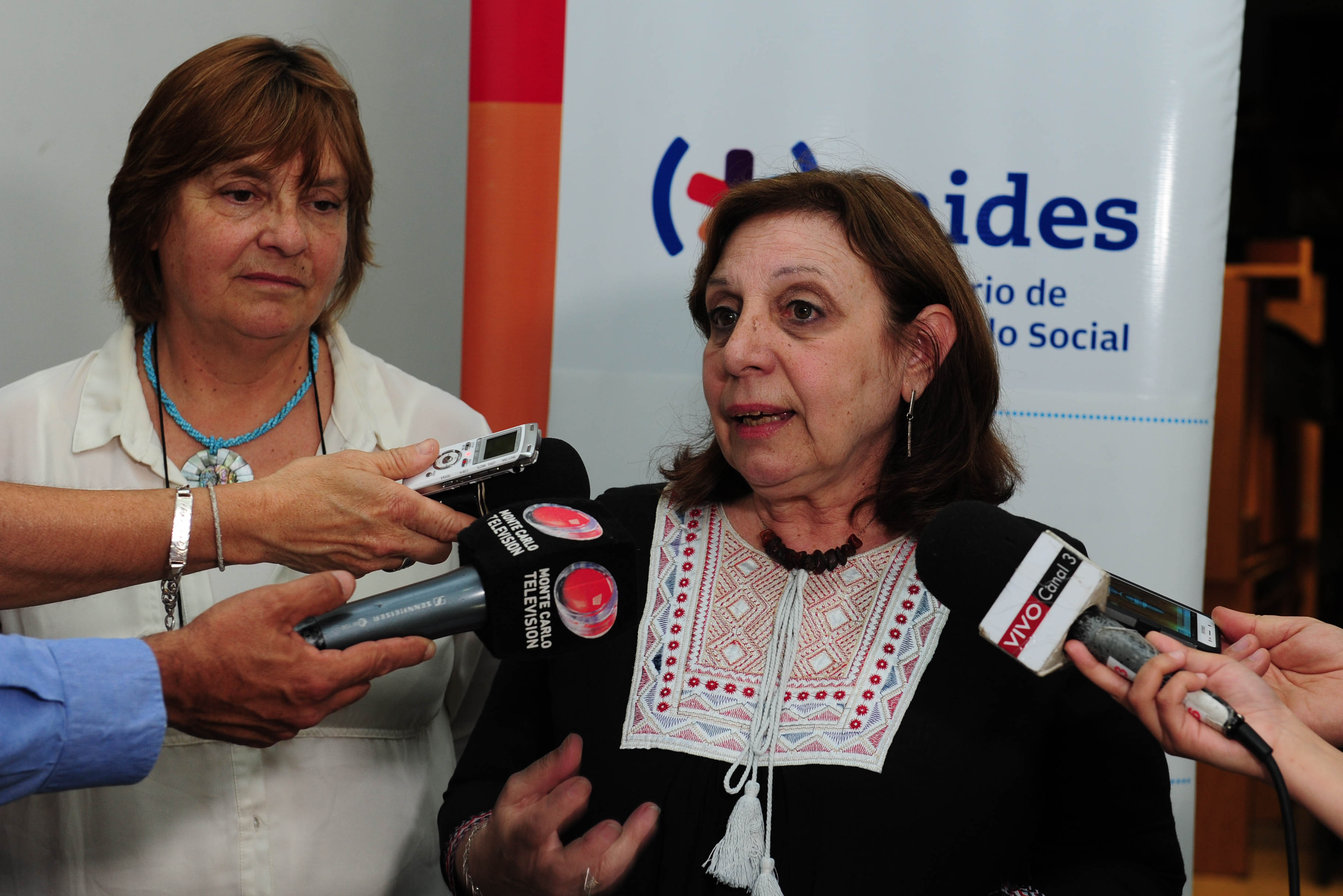 Subsecretaria del Mides, Ana Olivera, dialoga con la prensa