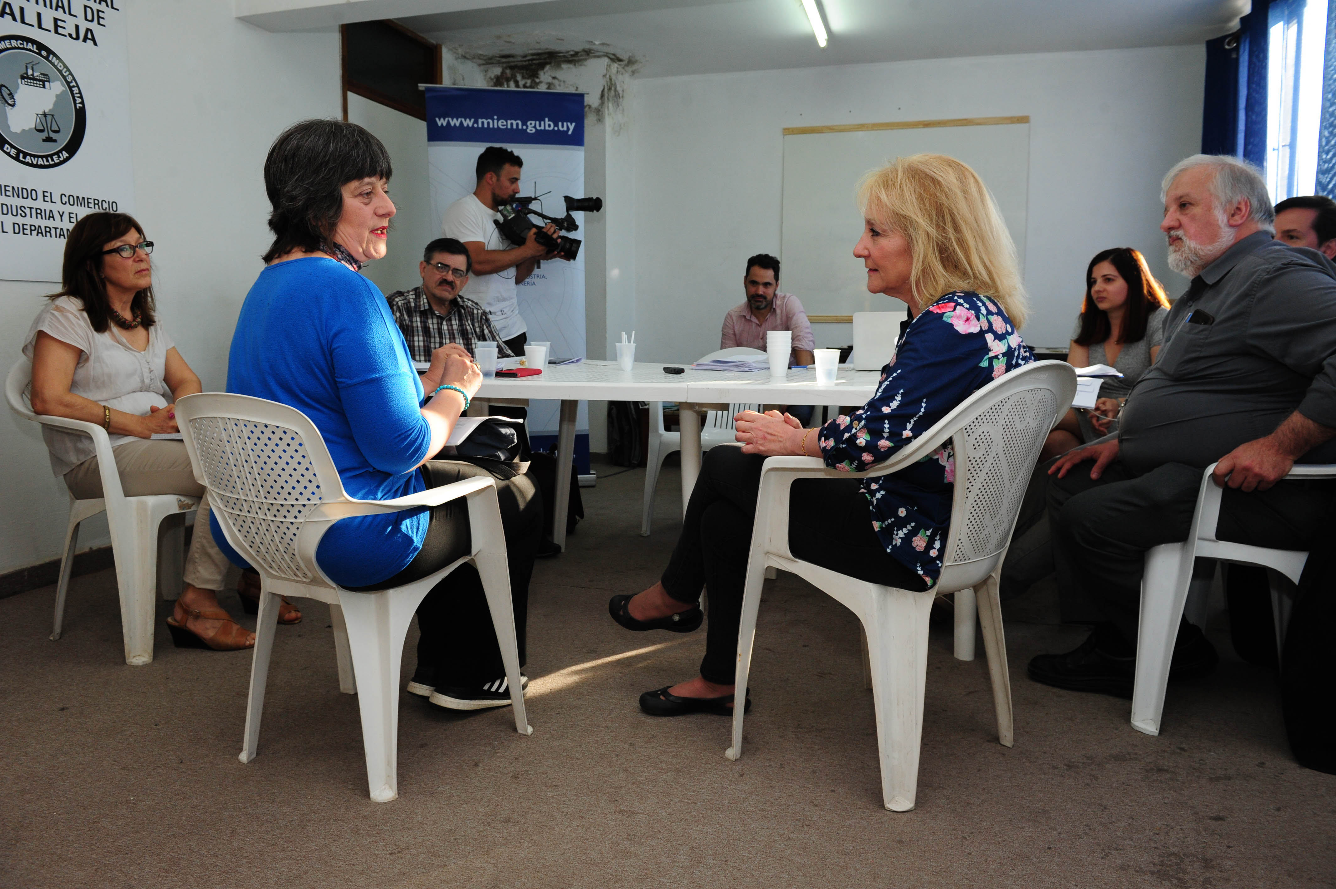Ministra Carolina Cosse dialoga con vecinos de Minas
