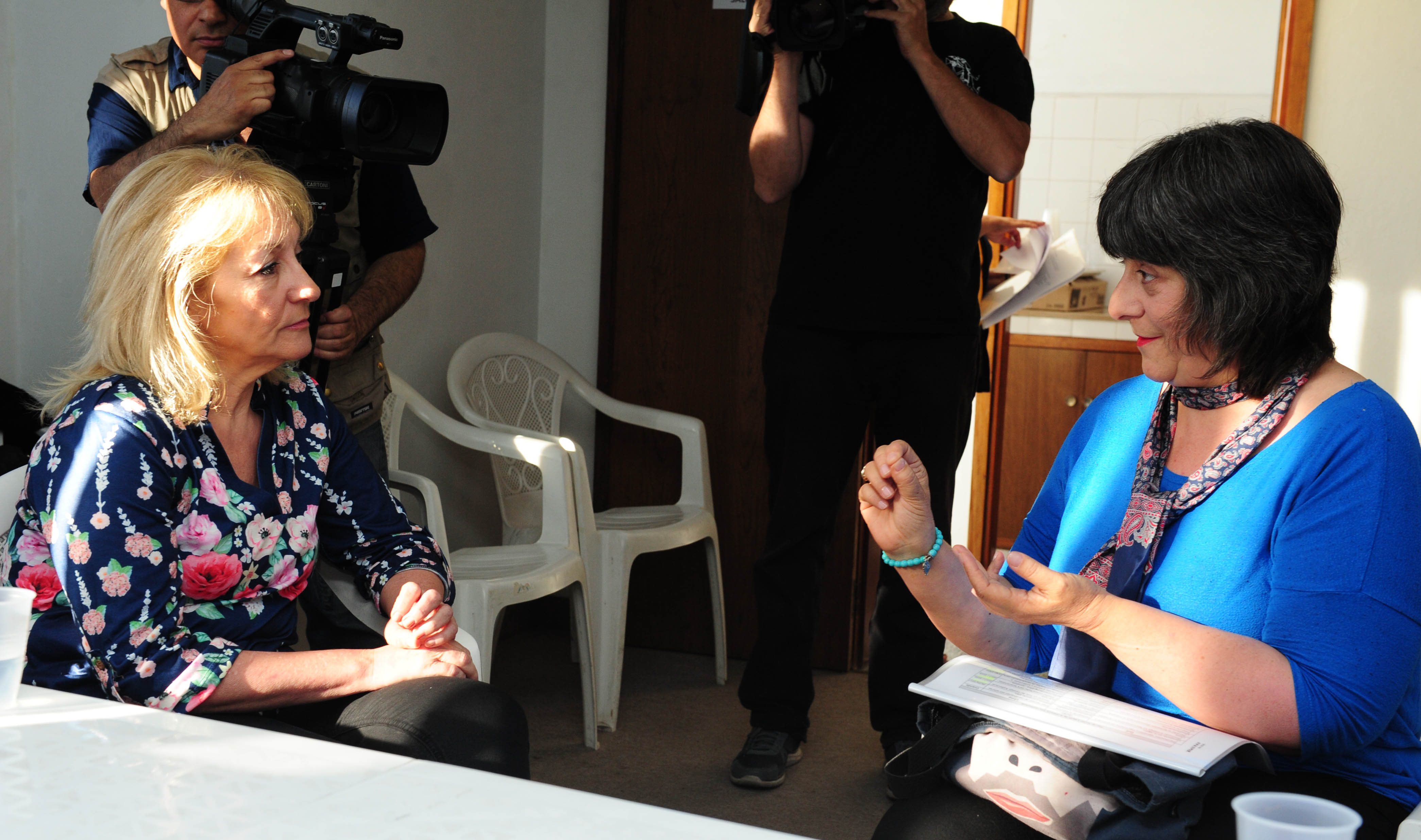 Ministra Carolina Cosse dialoga con vecinos de Minas